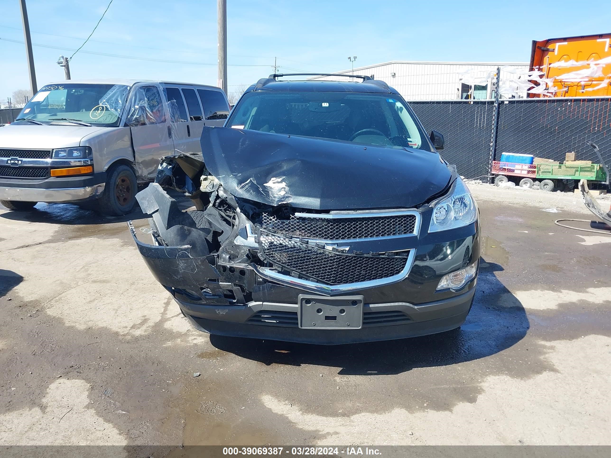 Photo 12 VIN: 1GNKRGED9BJ410609 - CHEVROLET TRAVERSE 