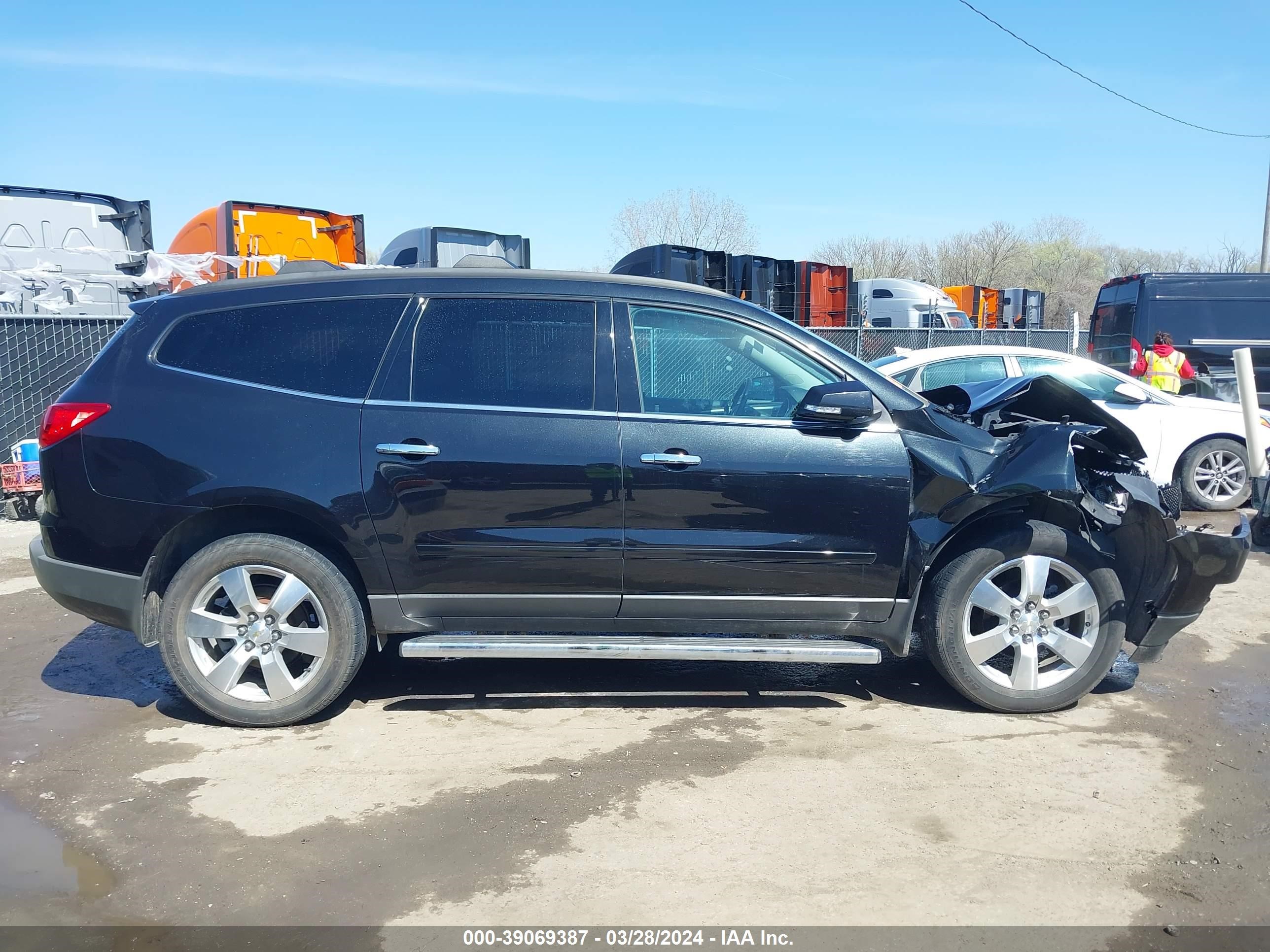 Photo 13 VIN: 1GNKRGED9BJ410609 - CHEVROLET TRAVERSE 