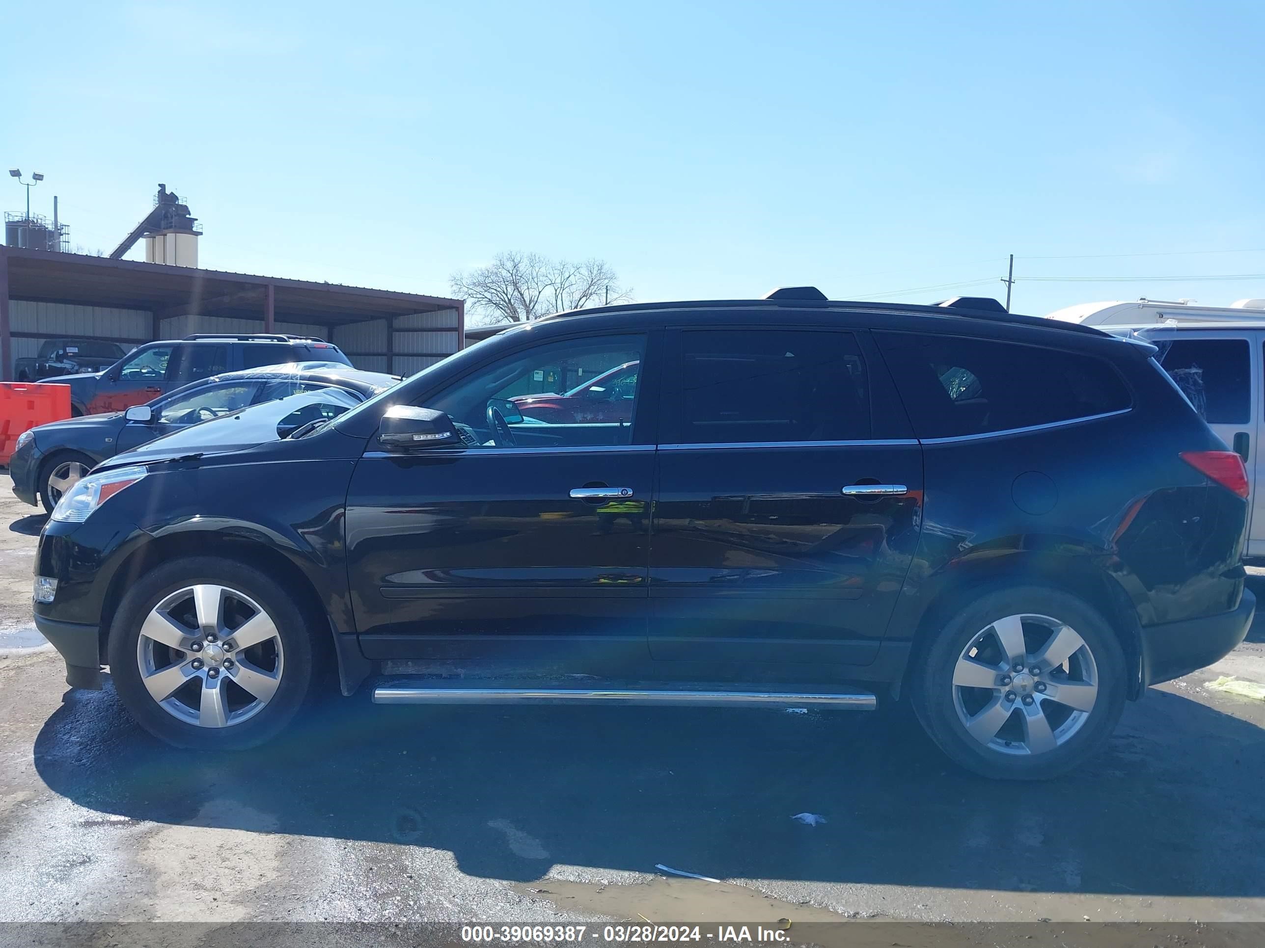 Photo 14 VIN: 1GNKRGED9BJ410609 - CHEVROLET TRAVERSE 