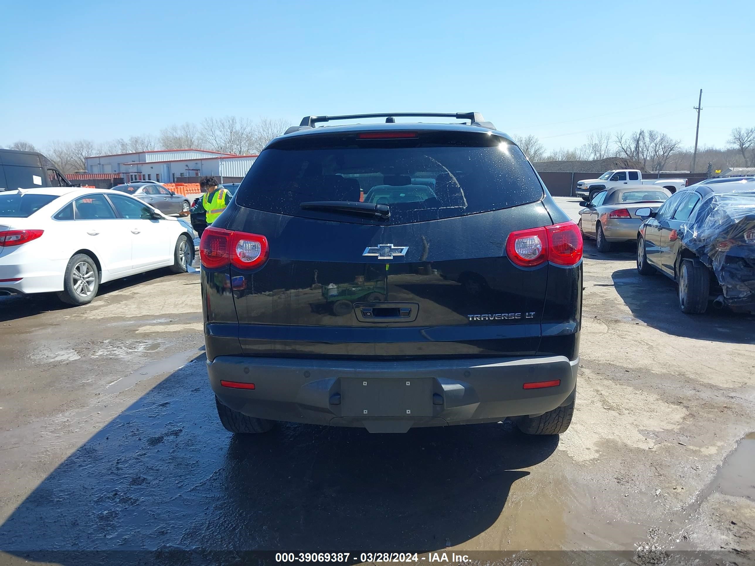 Photo 16 VIN: 1GNKRGED9BJ410609 - CHEVROLET TRAVERSE 