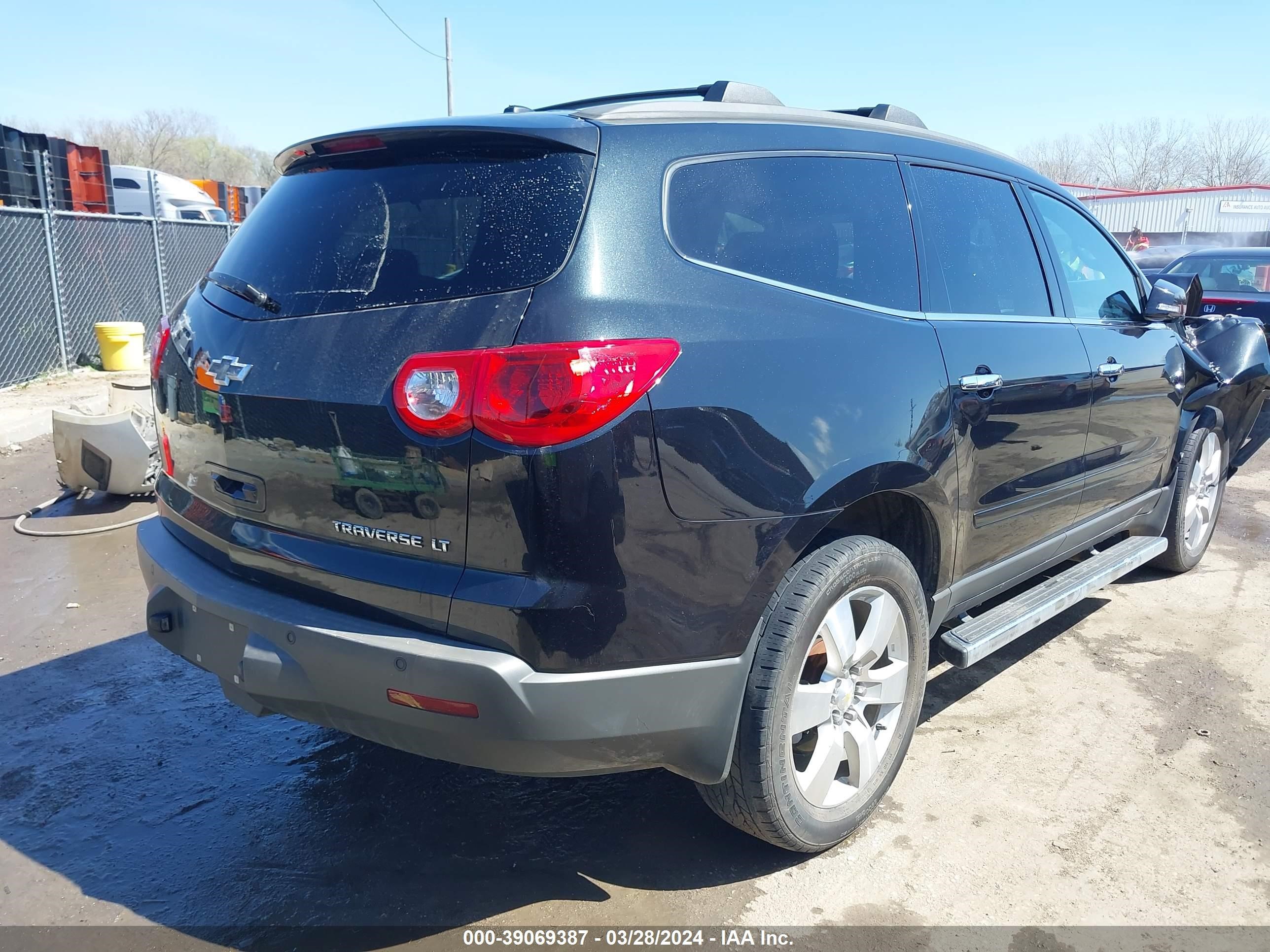 Photo 3 VIN: 1GNKRGED9BJ410609 - CHEVROLET TRAVERSE 