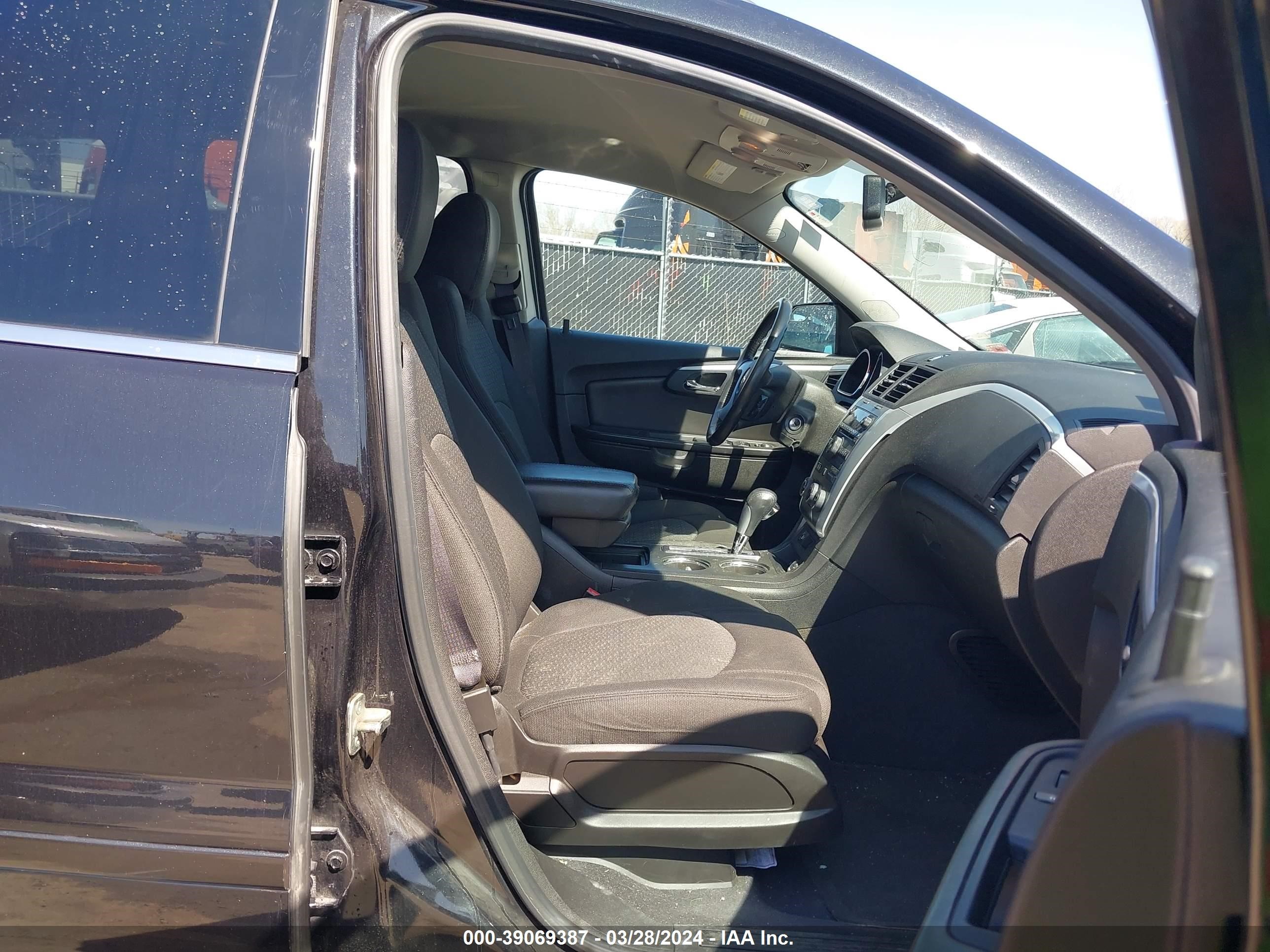 Photo 4 VIN: 1GNKRGED9BJ410609 - CHEVROLET TRAVERSE 