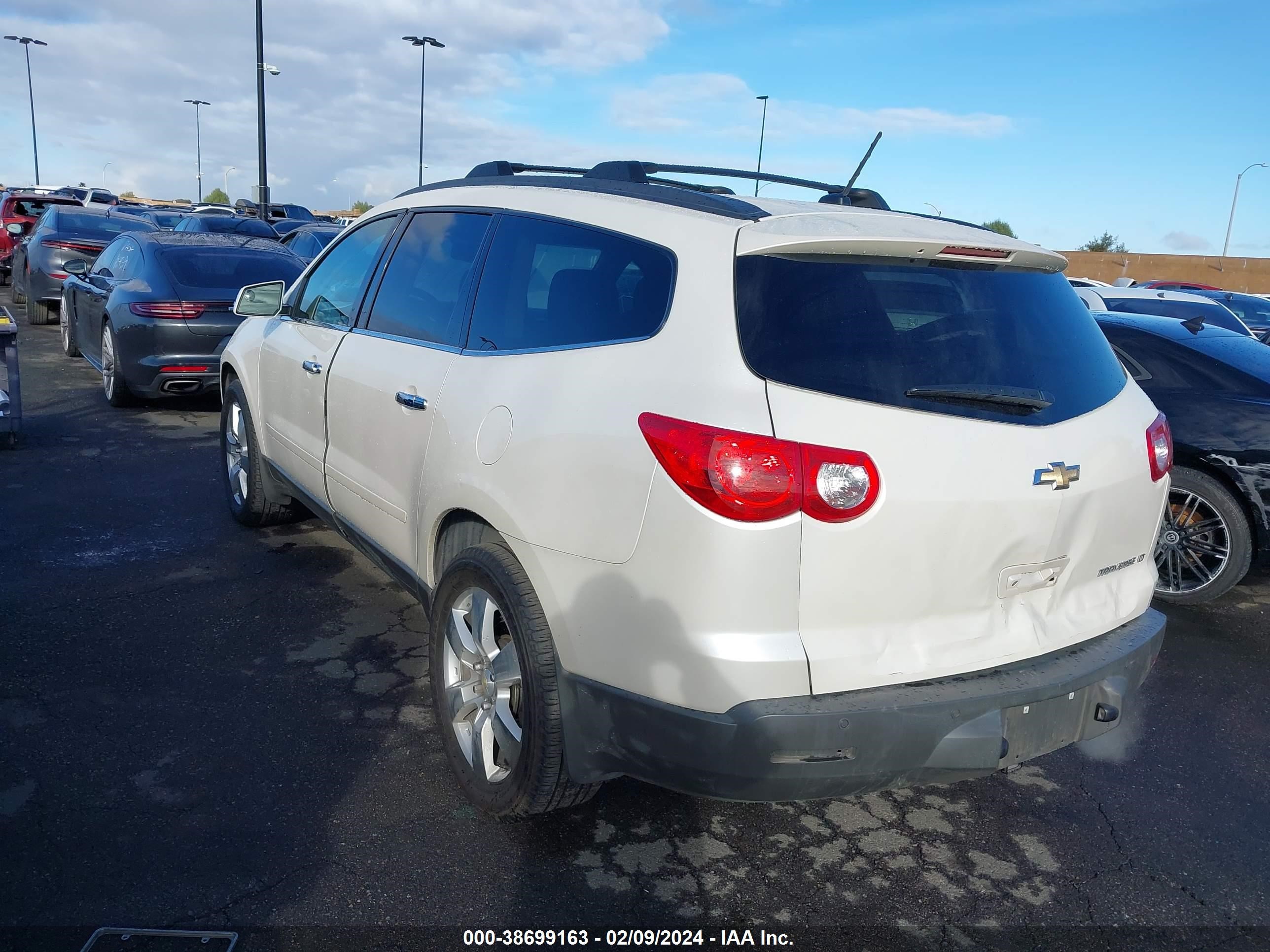 Photo 2 VIN: 1GNKRGEDXCJ153137 - CHEVROLET TRAVERSE 