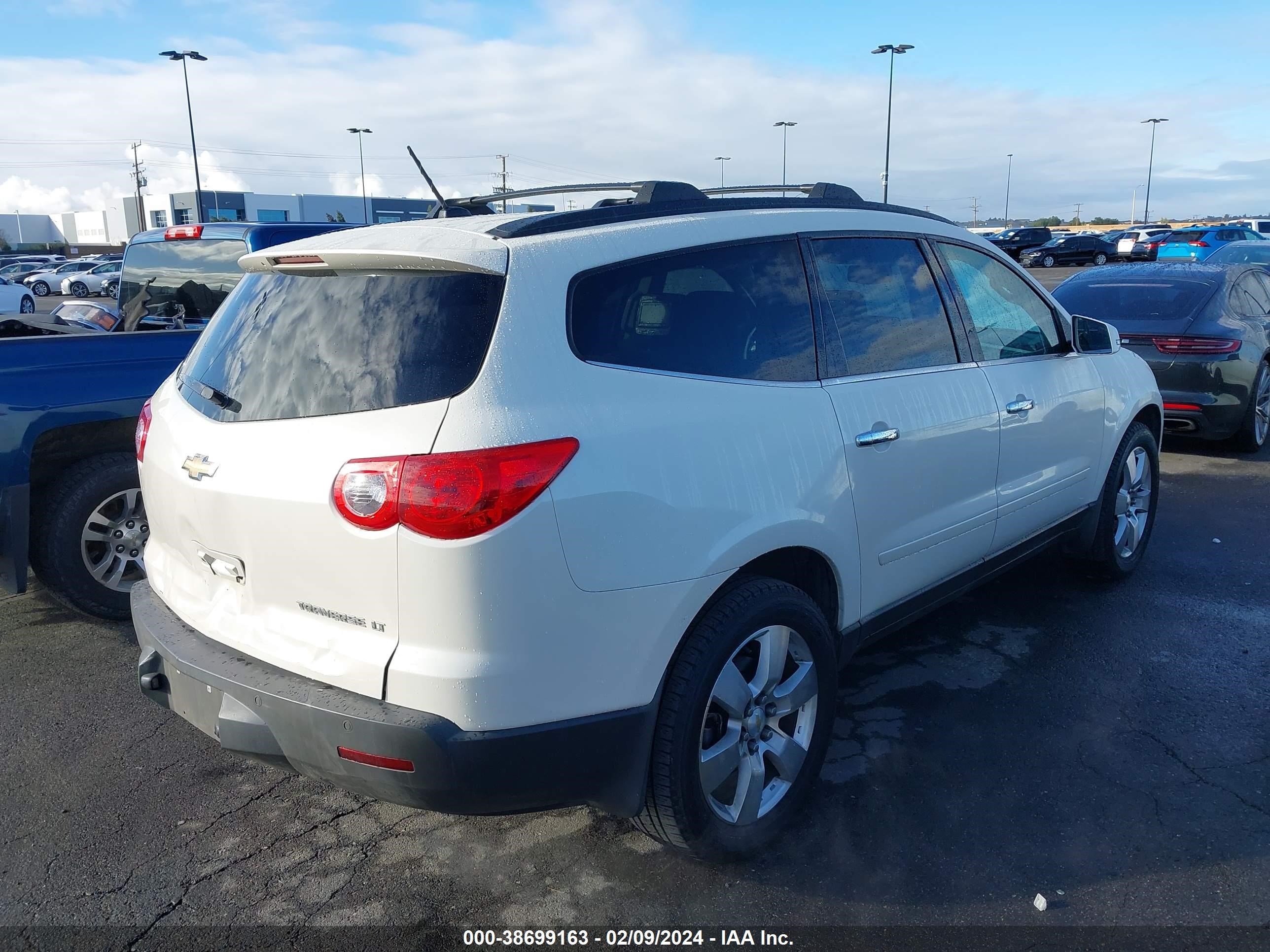 Photo 3 VIN: 1GNKRGEDXCJ153137 - CHEVROLET TRAVERSE 