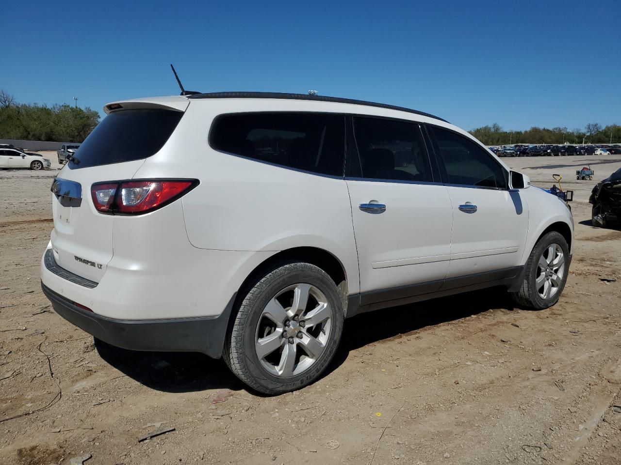 Photo 2 VIN: 1GNKRGKD1GJ263407 - CHEVROLET TRAVERSE 