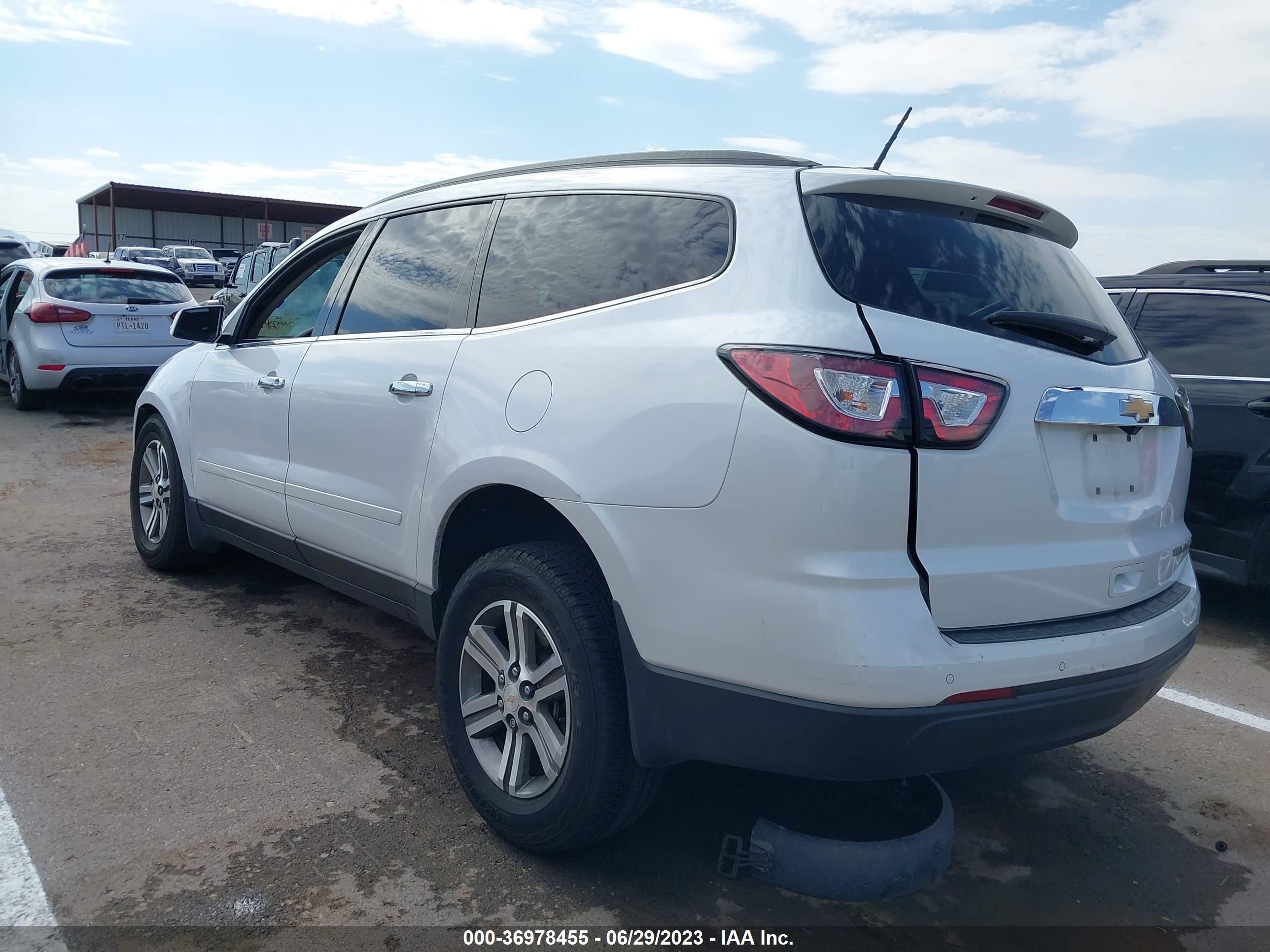 Photo 2 VIN: 1GNKRGKD8GJ207075 - CHEVROLET TRAVERSE 