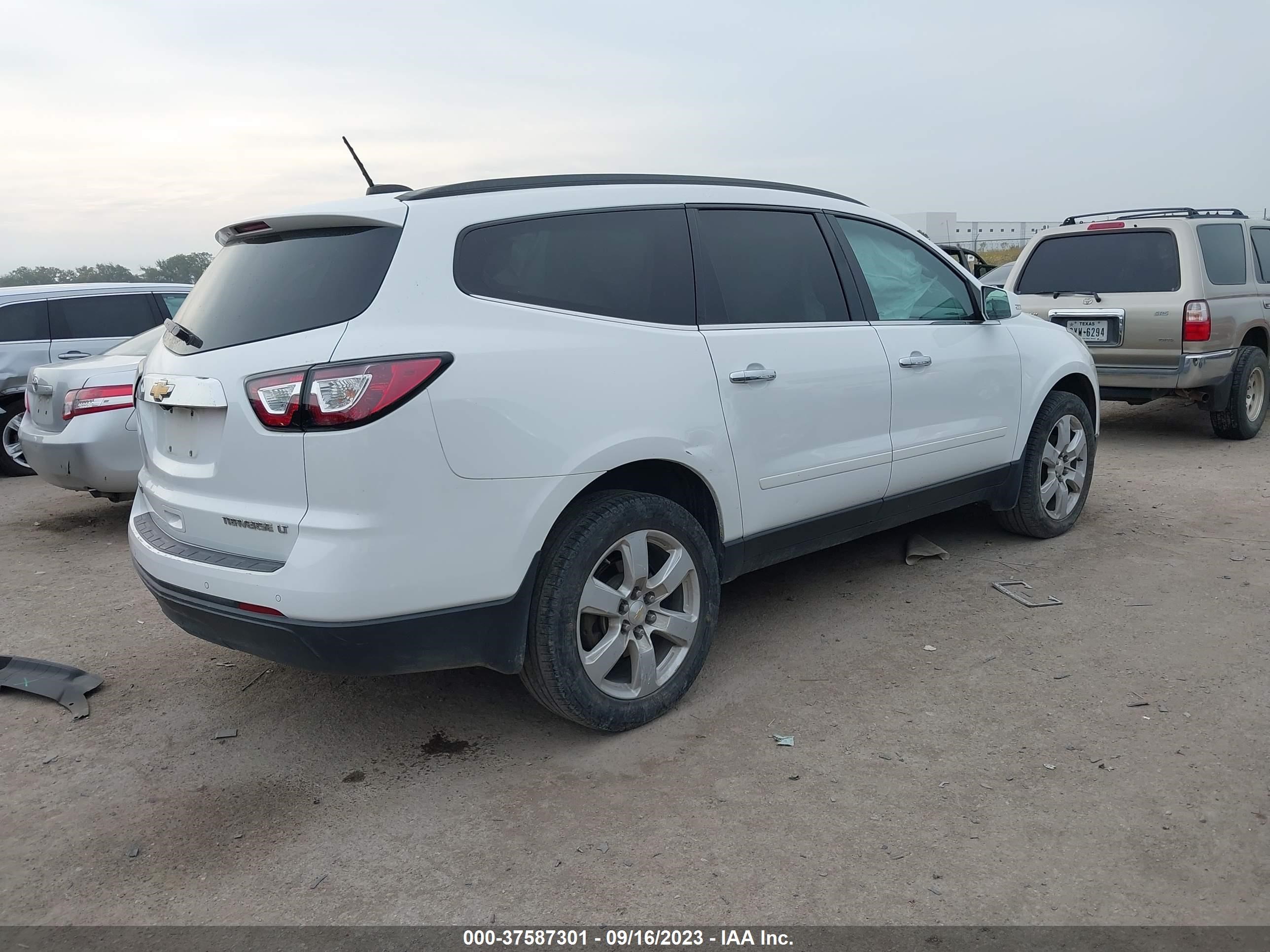 Photo 3 VIN: 1GNKRGKD9GJ205108 - CHEVROLET TRAVERSE 