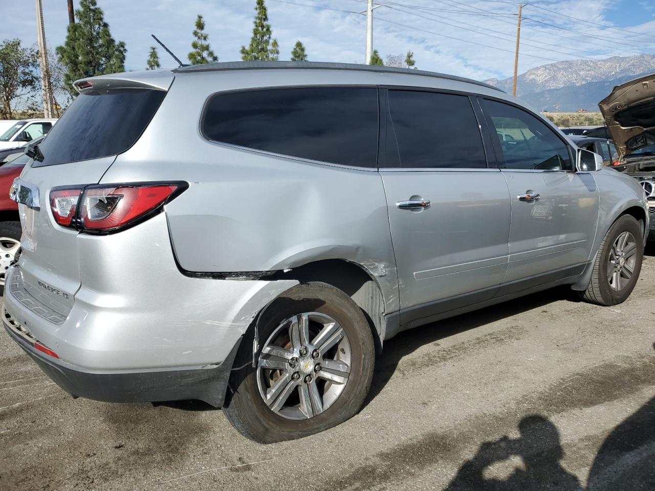 Photo 2 VIN: 1GNKRHKDXFJ216171 - CHEVROLET TRAVERSE 