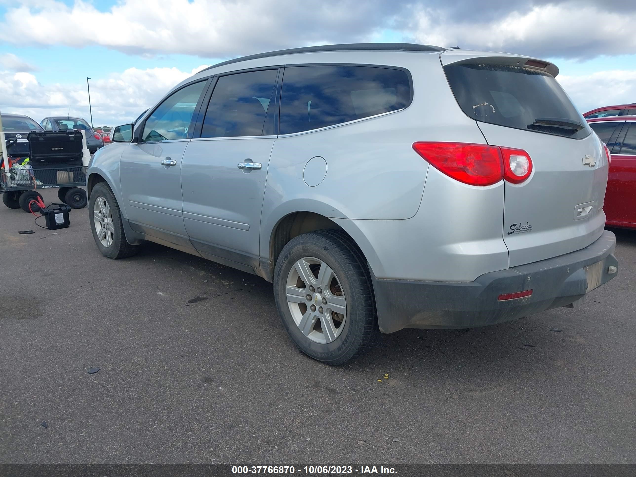 Photo 2 VIN: 1GNKRJED8BJ100450 - CHEVROLET TRAVERSE 