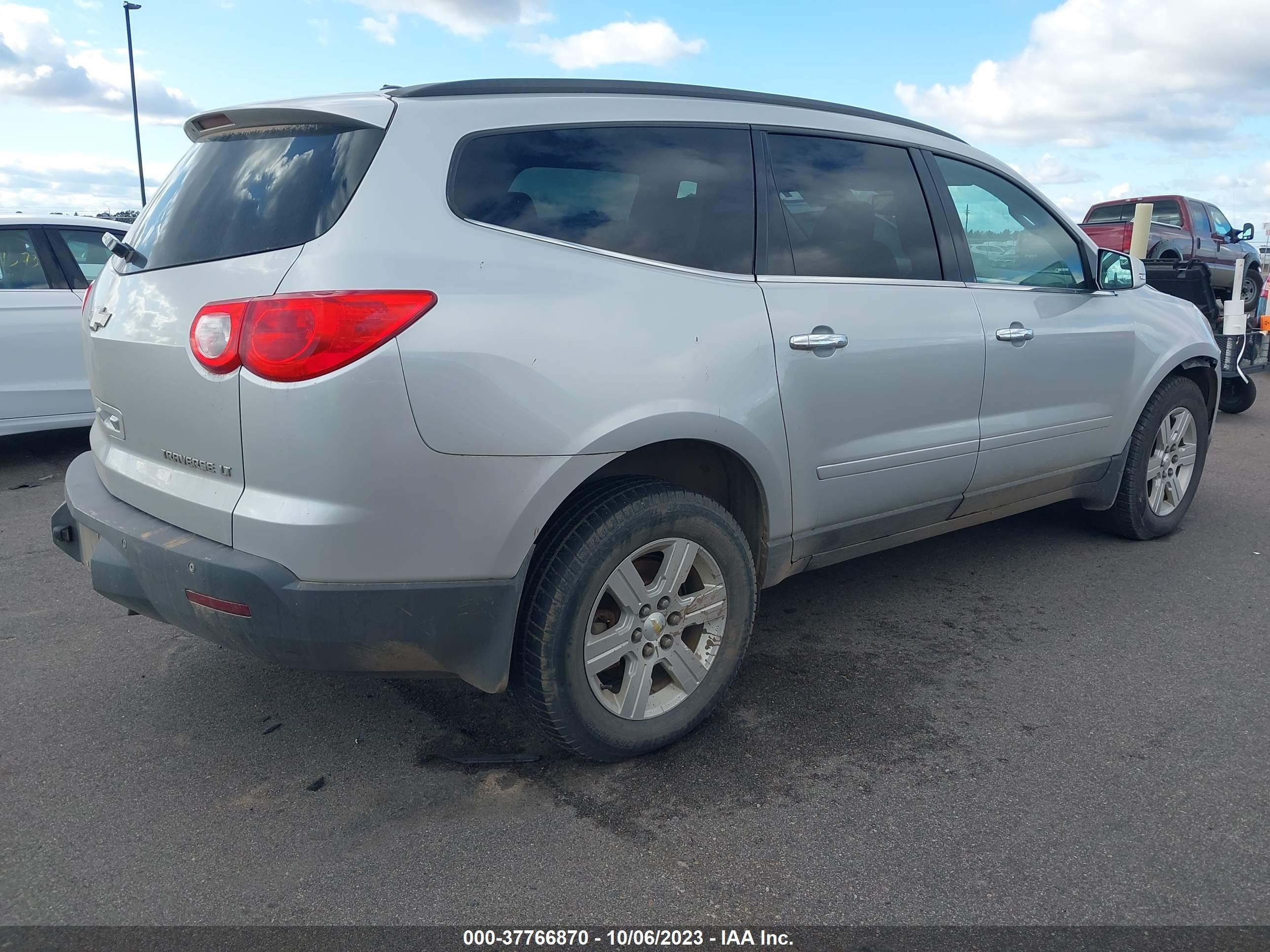 Photo 3 VIN: 1GNKRJED8BJ100450 - CHEVROLET TRAVERSE 