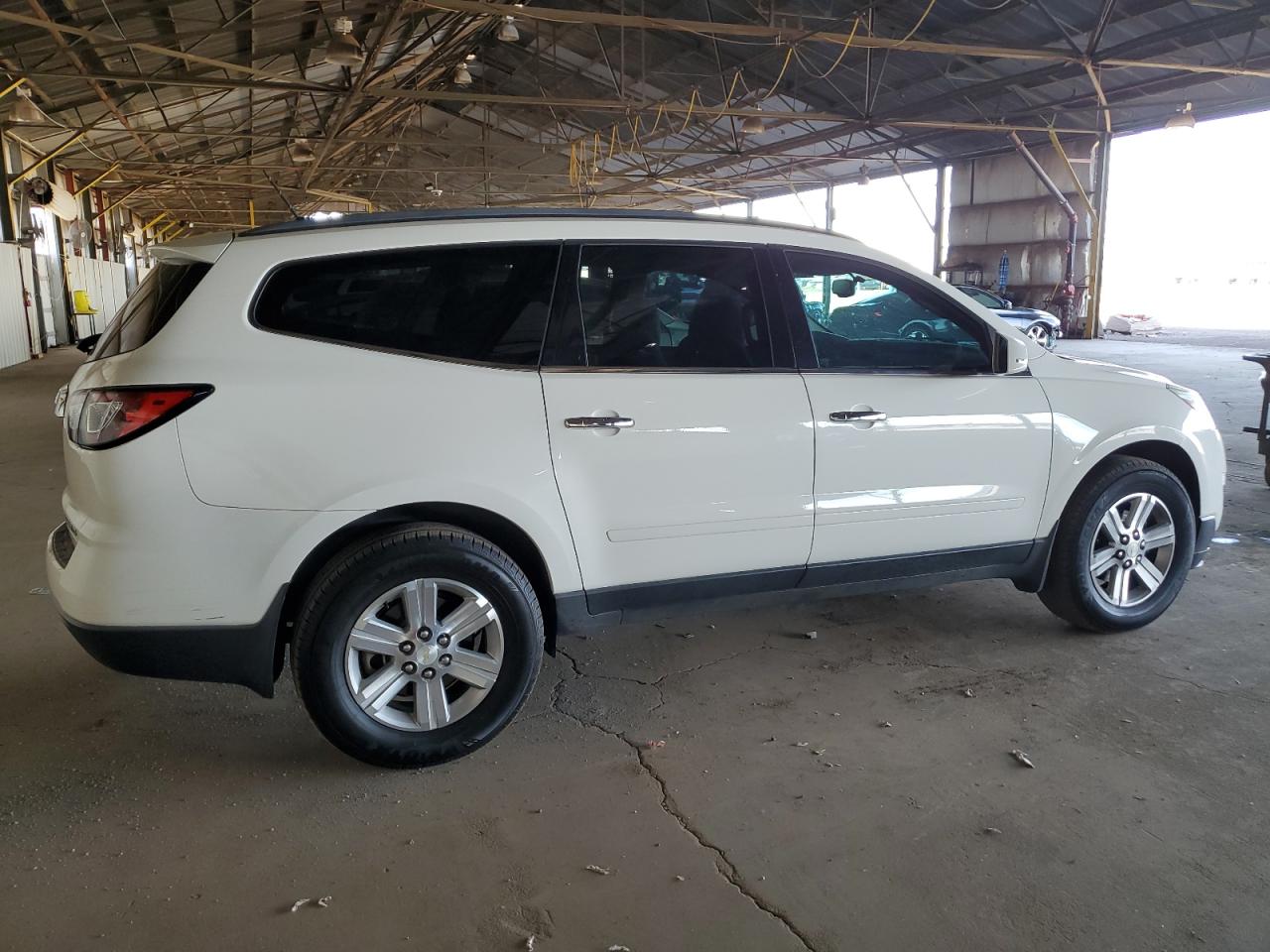 Photo 2 VIN: 1GNKRJKD7DJ237774 - CHEVROLET TRAVERSE 