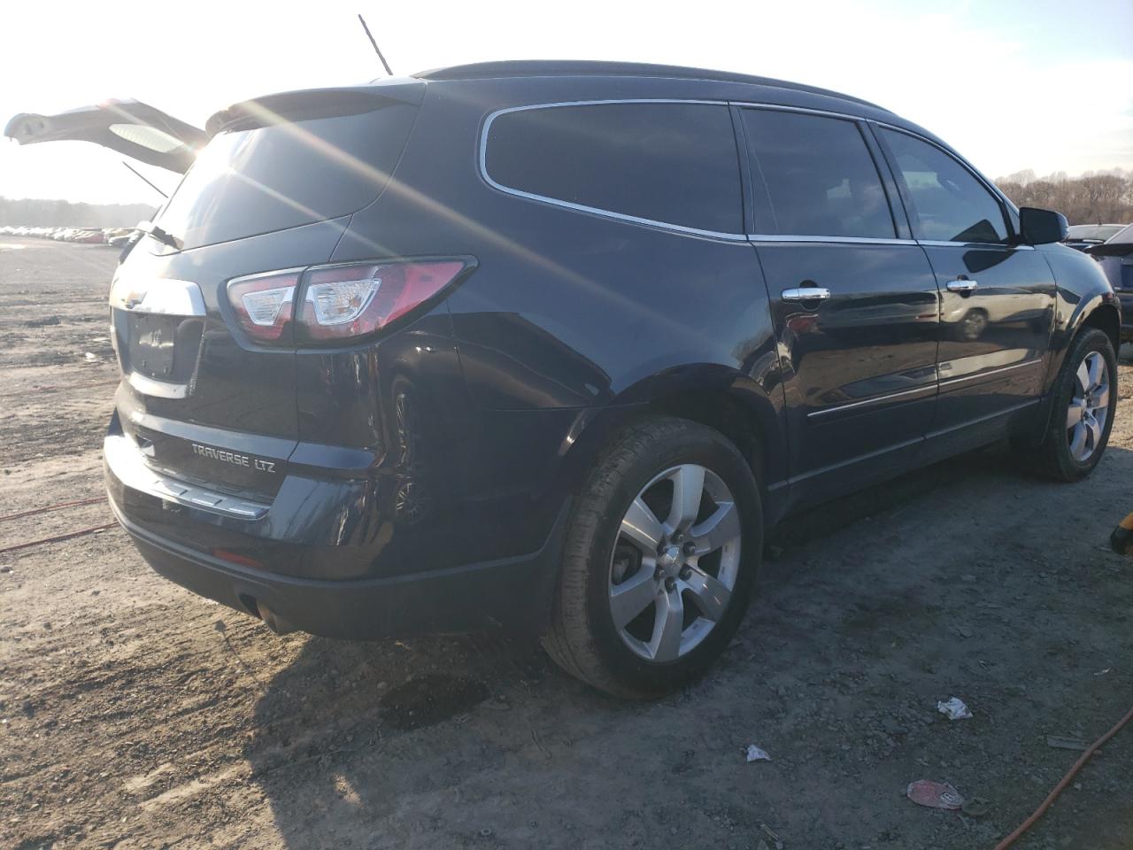 Photo 2 VIN: 1GNKRJKD9FJ344571 - CHEVROLET TRAVERSE 