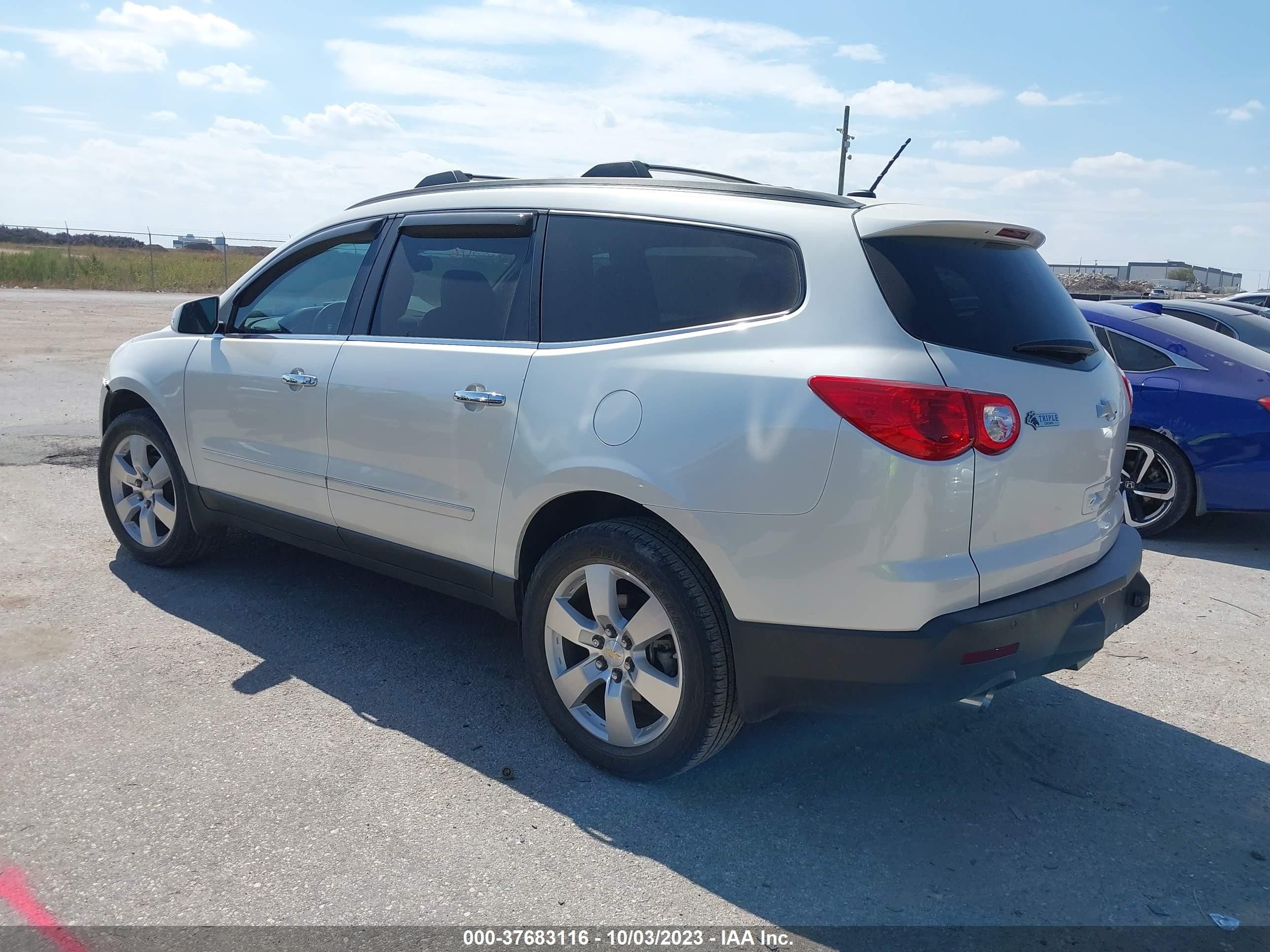 Photo 2 VIN: 1GNKRLED5BJ151321 - CHEVROLET TRAVERSE 