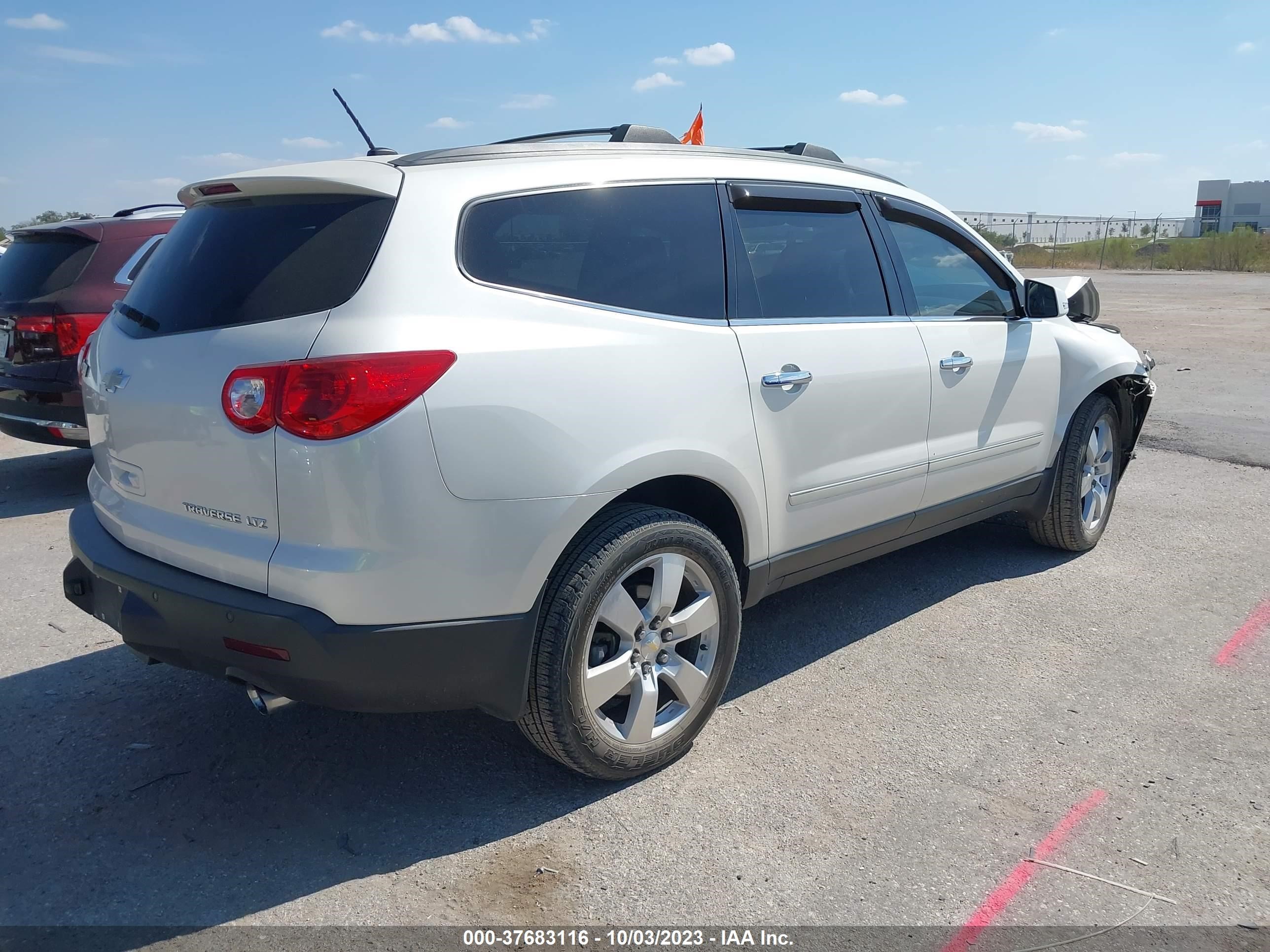 Photo 3 VIN: 1GNKRLED5BJ151321 - CHEVROLET TRAVERSE 