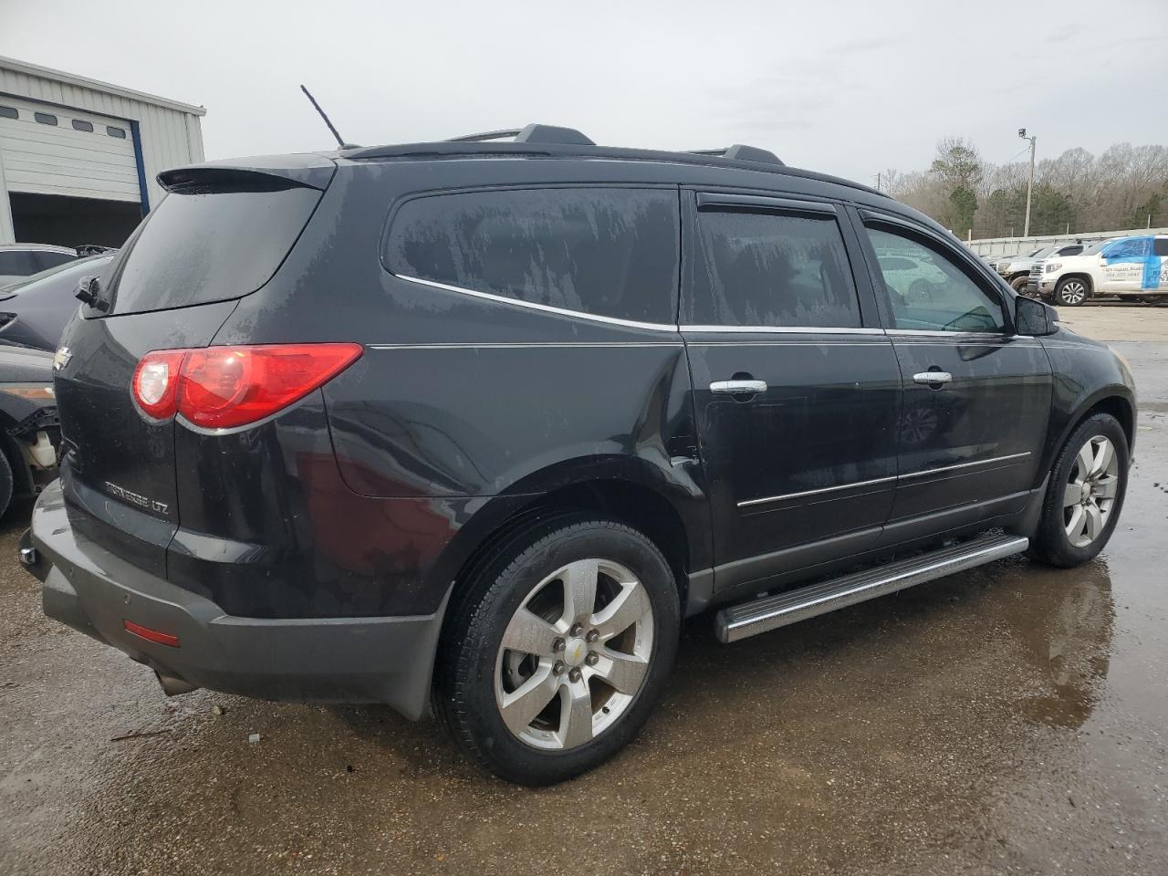 Photo 2 VIN: 1GNKRLED5BJ185338 - CHEVROLET TRAVERSE 