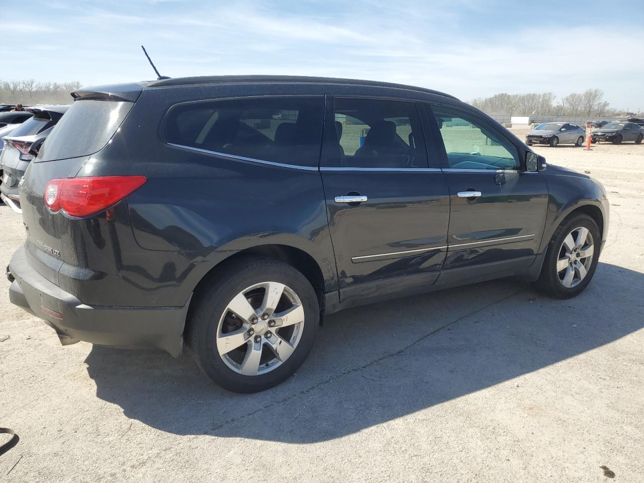 Photo 2 VIN: 1GNKRLED6BJ262119 - CHEVROLET TRAVERSE 