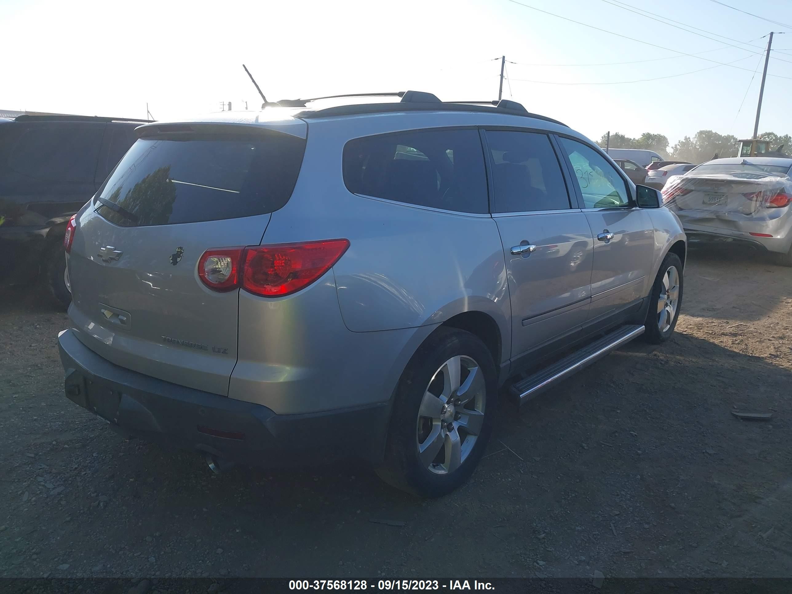 Photo 3 VIN: 1GNKRLED8BJ169649 - CHEVROLET TRAVERSE 