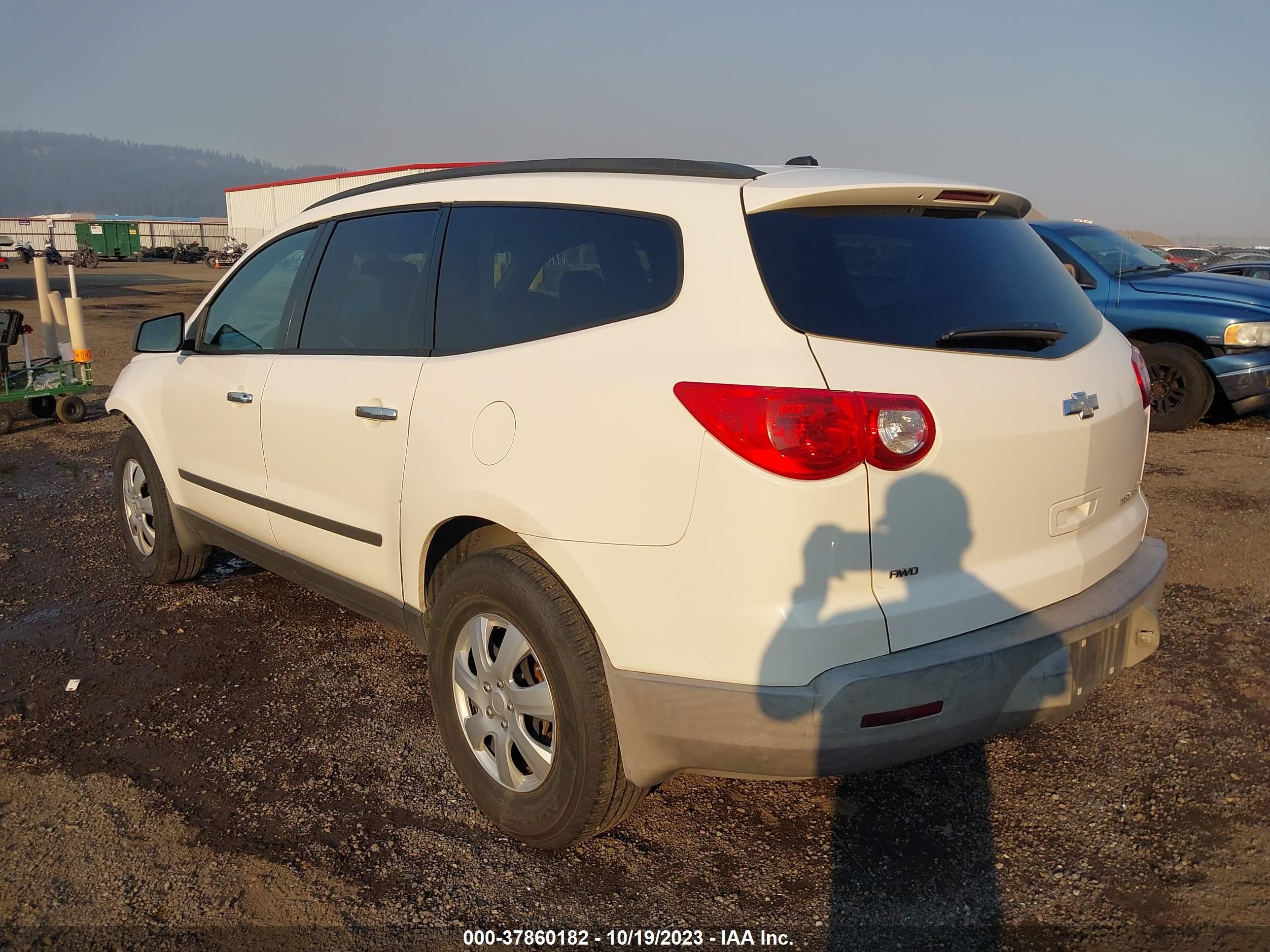 Photo 2 VIN: 1GNKVEED1BJ305451 - CHEVROLET TRAVERSE 