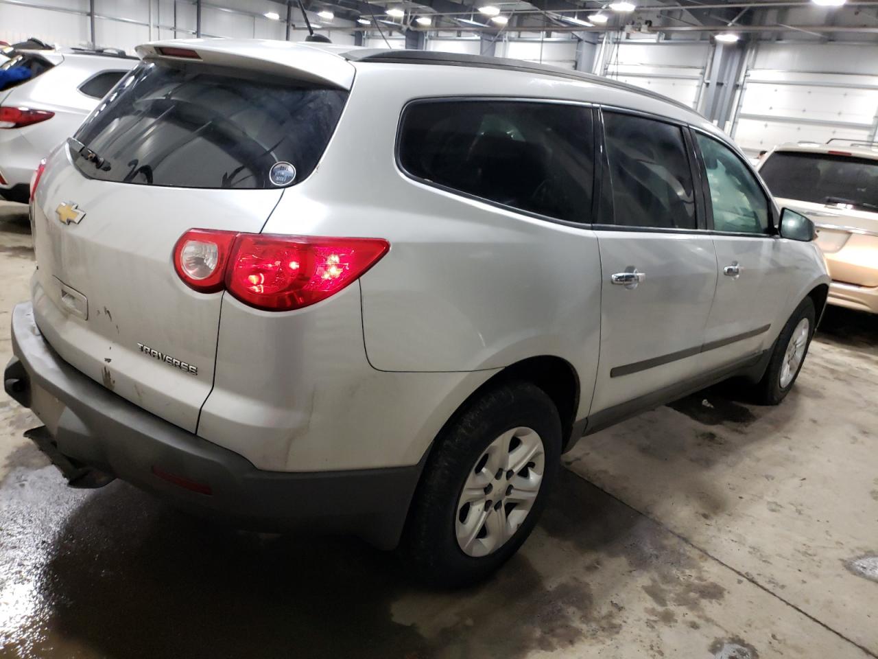 Photo 2 VIN: 1GNKVFED2BJ389303 - CHEVROLET TRAVERSE 