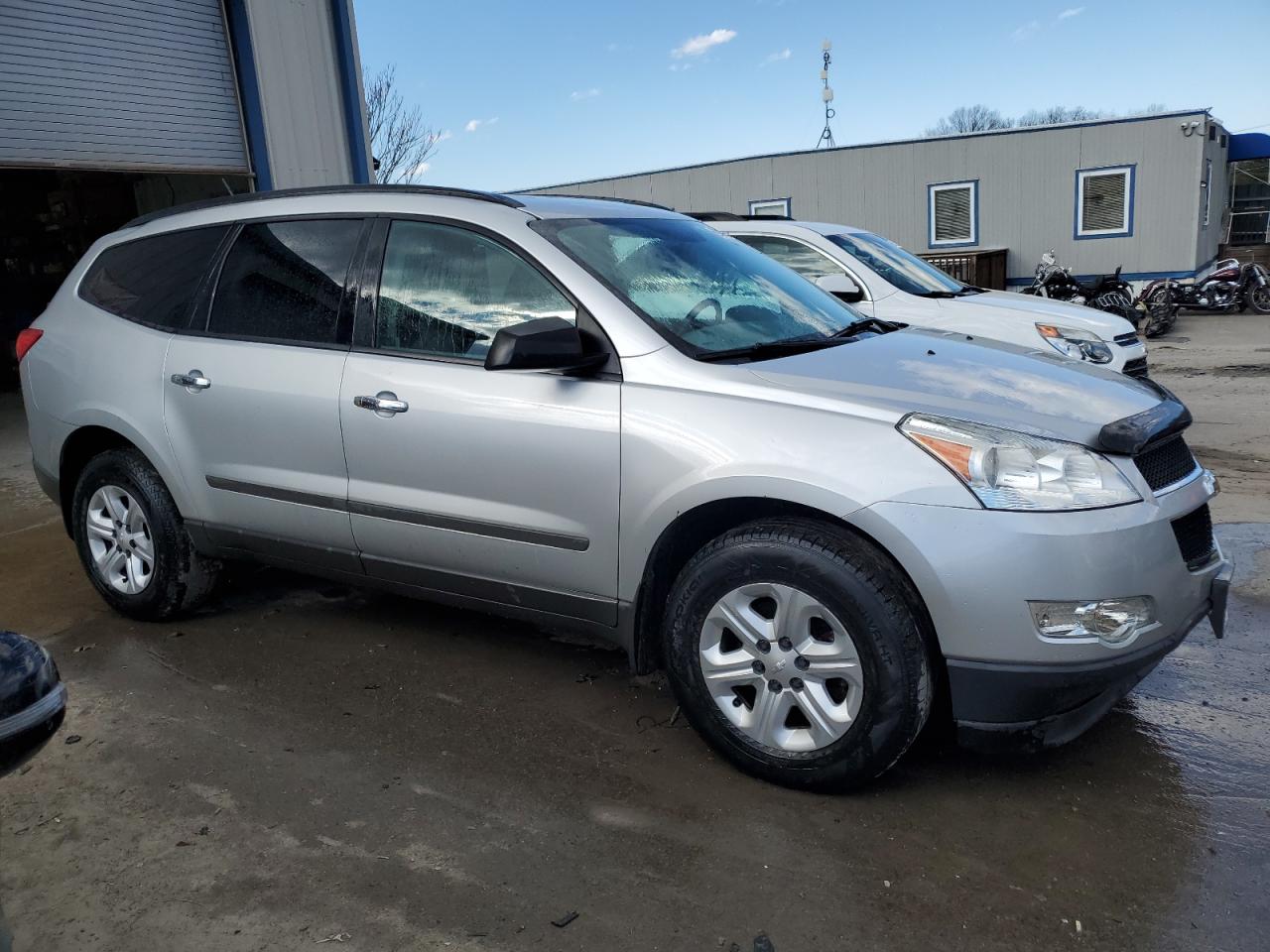 Photo 3 VIN: 1GNKVFEDXCJ165617 - CHEVROLET TRAVERSE 