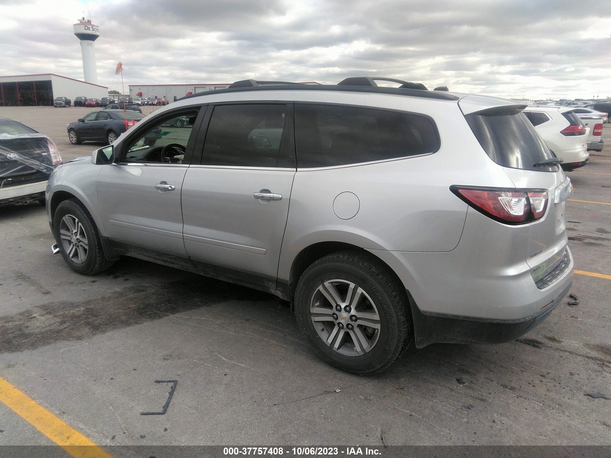 Photo 2 VIN: 1GNKVHKD2FJ313571 - CHEVROLET TRAVERSE 