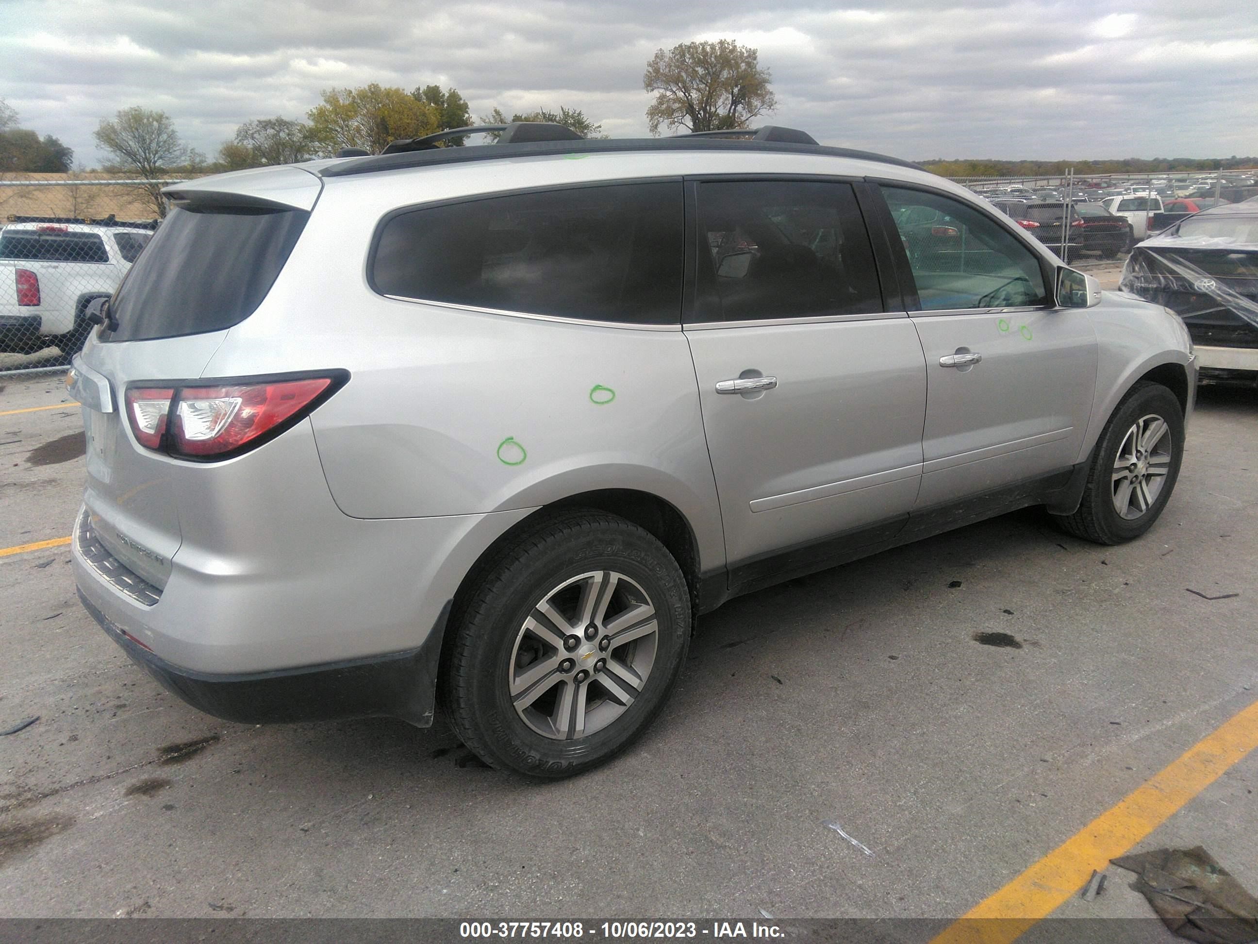 Photo 3 VIN: 1GNKVHKD2FJ313571 - CHEVROLET TRAVERSE 