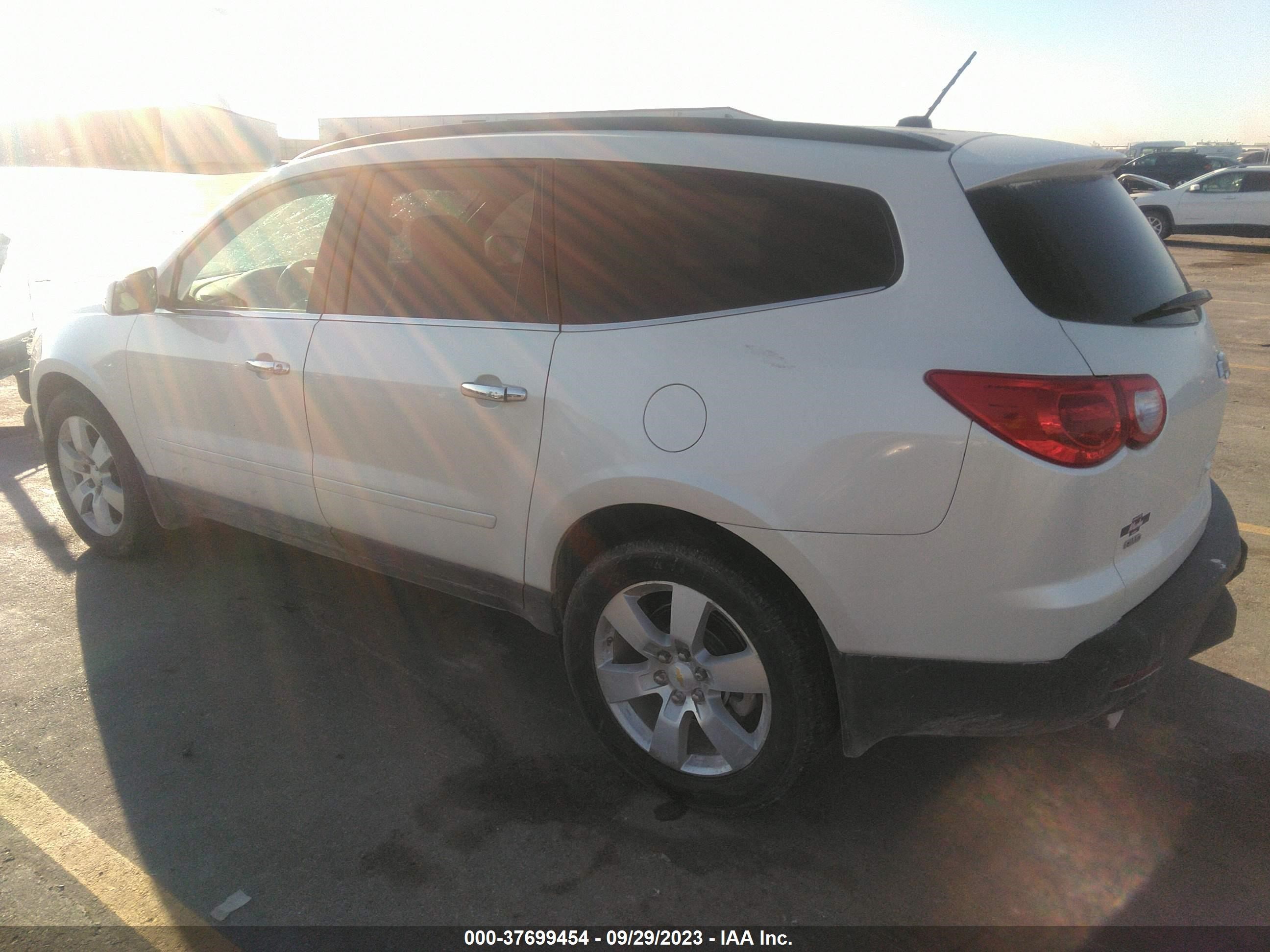 Photo 2 VIN: 1GNKVJED4BJ323144 - CHEVROLET TRAVERSE 