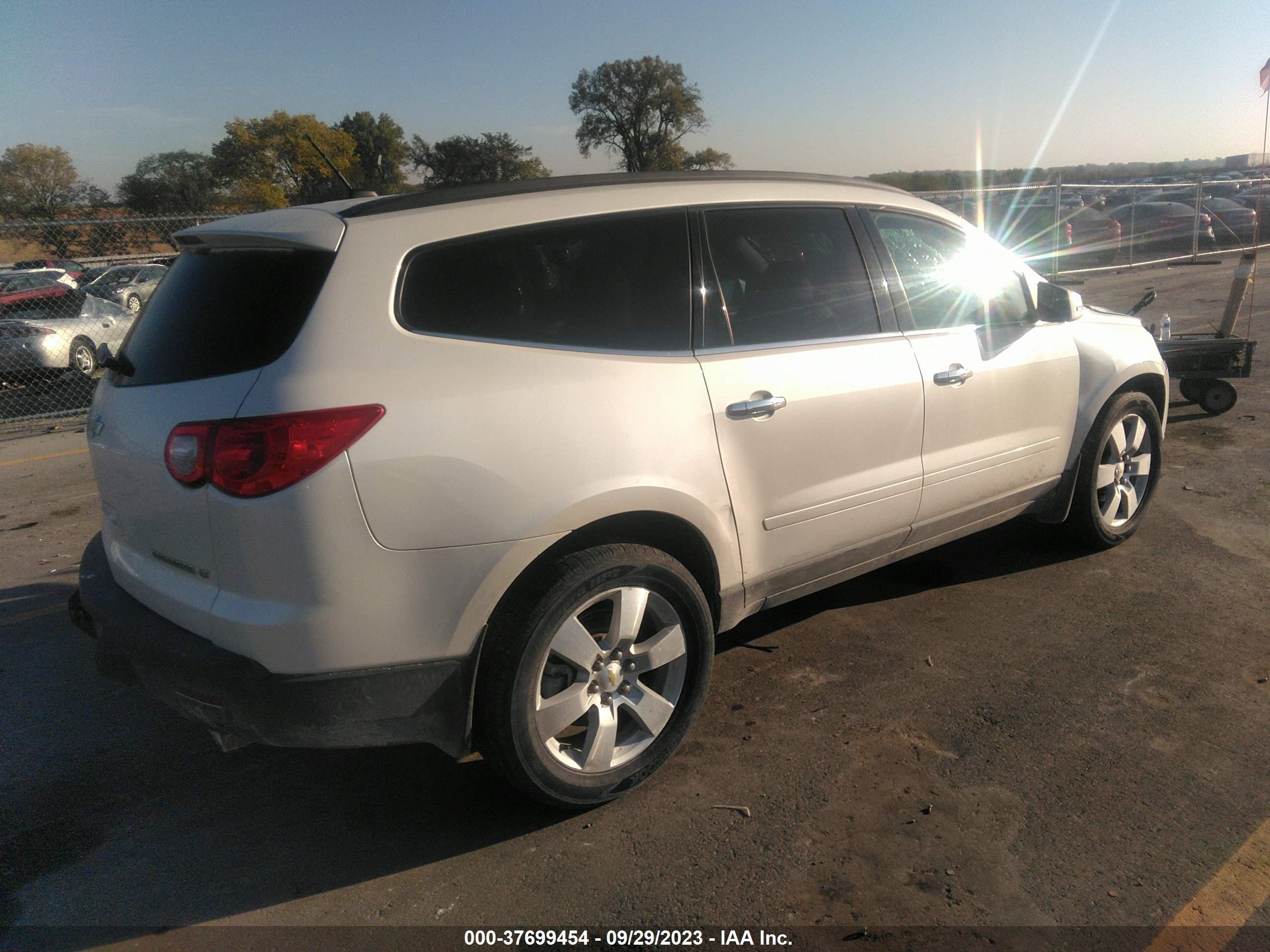 Photo 3 VIN: 1GNKVJED4BJ323144 - CHEVROLET TRAVERSE 