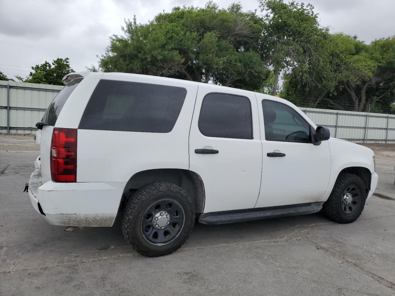 Photo 2 VIN: 1GNLC2E04BR279306 - CHEVROLET TAHOE 