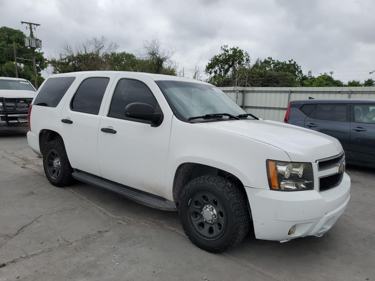 Photo 3 VIN: 1GNLC2E04BR279306 - CHEVROLET TAHOE 