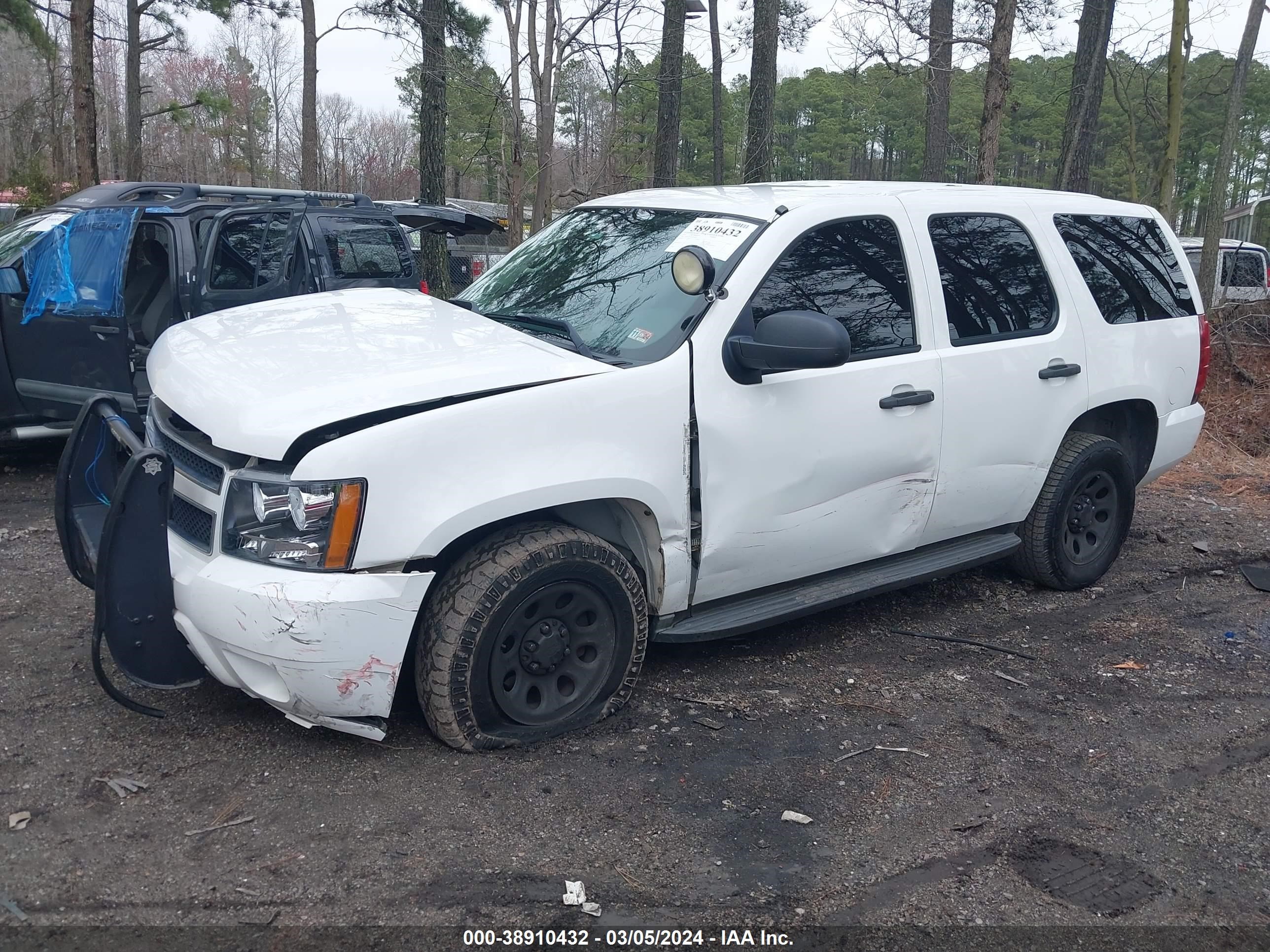 Photo 1 VIN: 1GNLC2E05BR383951 - CHEVROLET TAHOE 