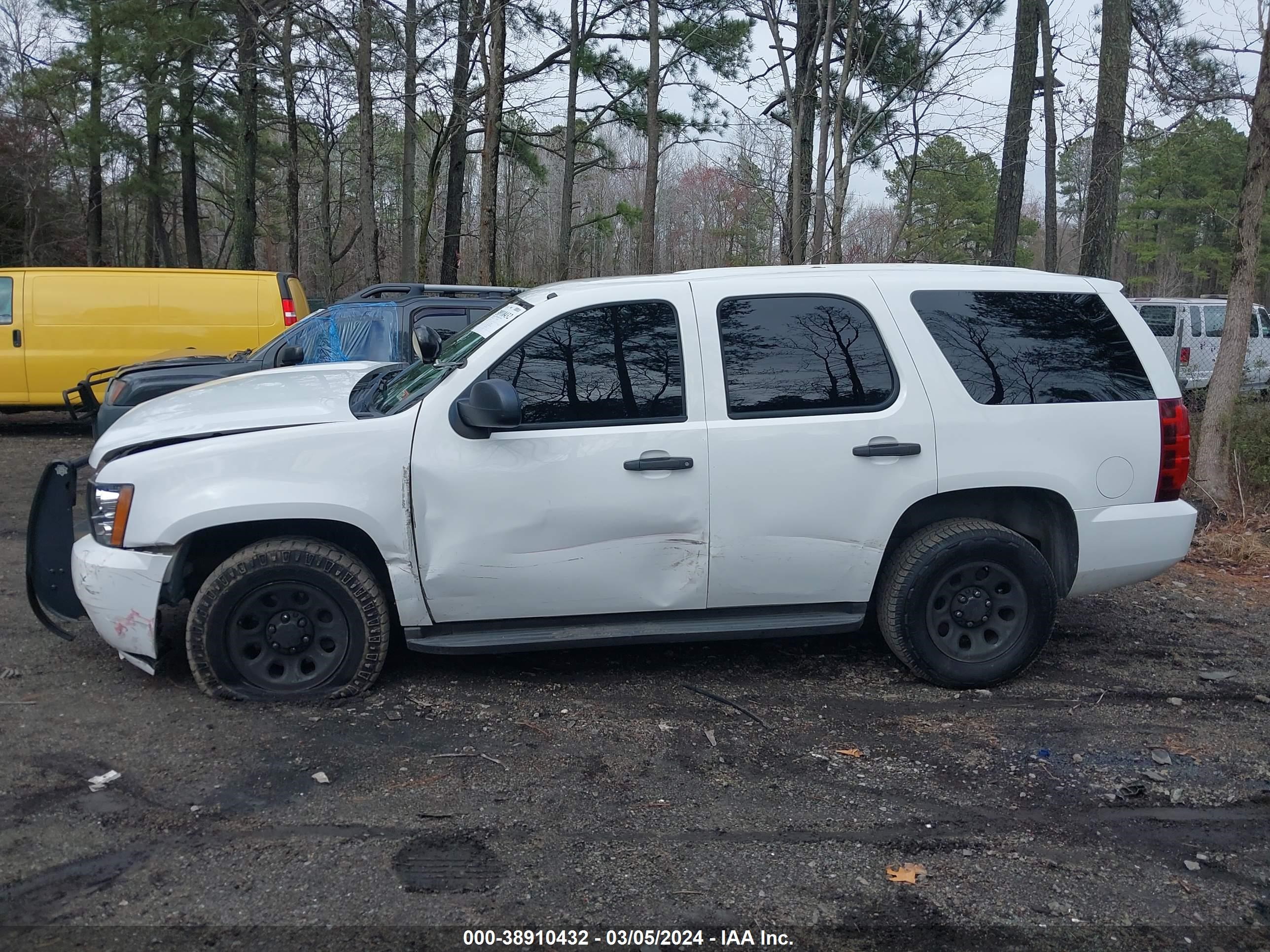 Photo 13 VIN: 1GNLC2E05BR383951 - CHEVROLET TAHOE 