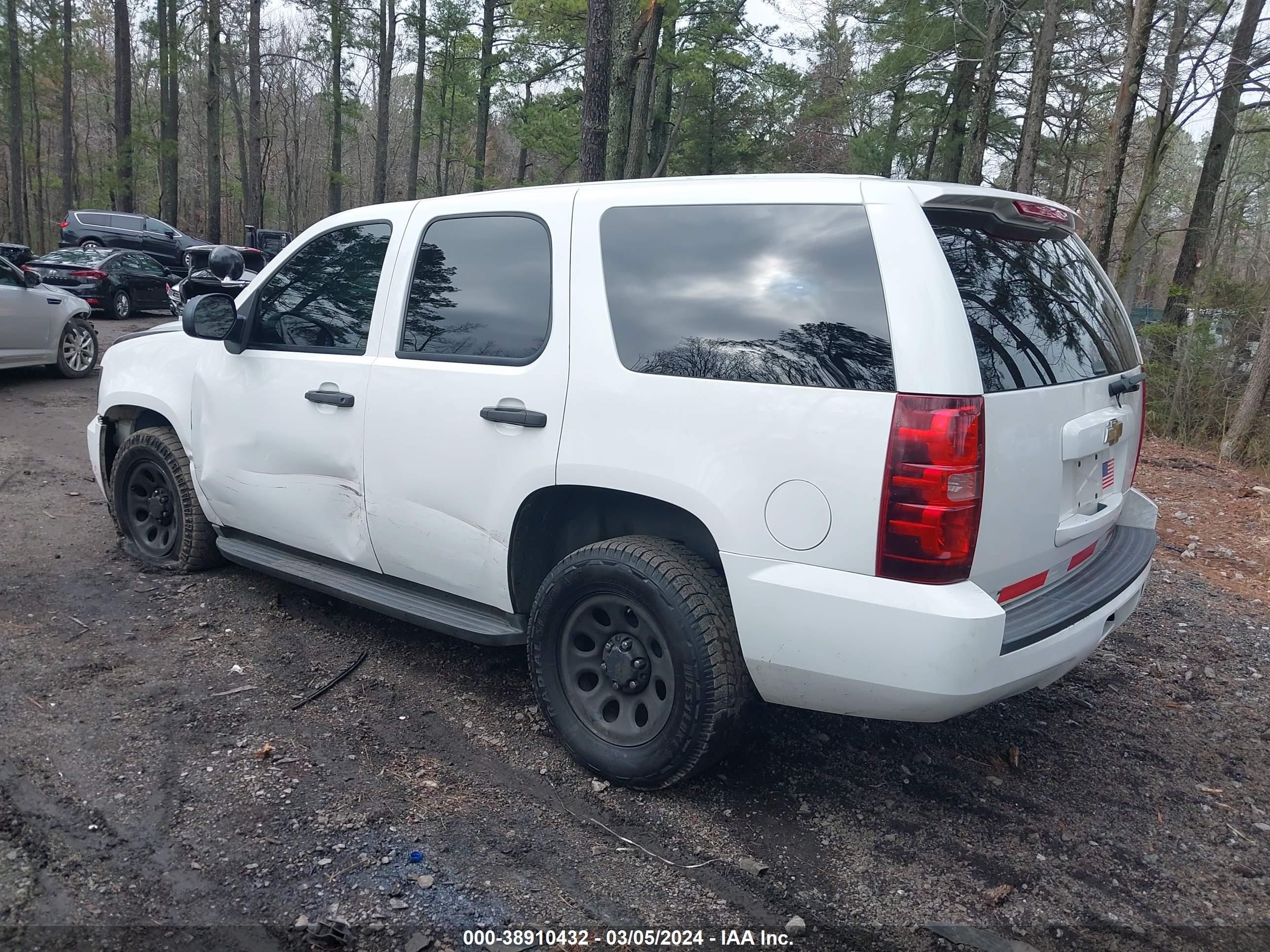 Photo 2 VIN: 1GNLC2E05BR383951 - CHEVROLET TAHOE 