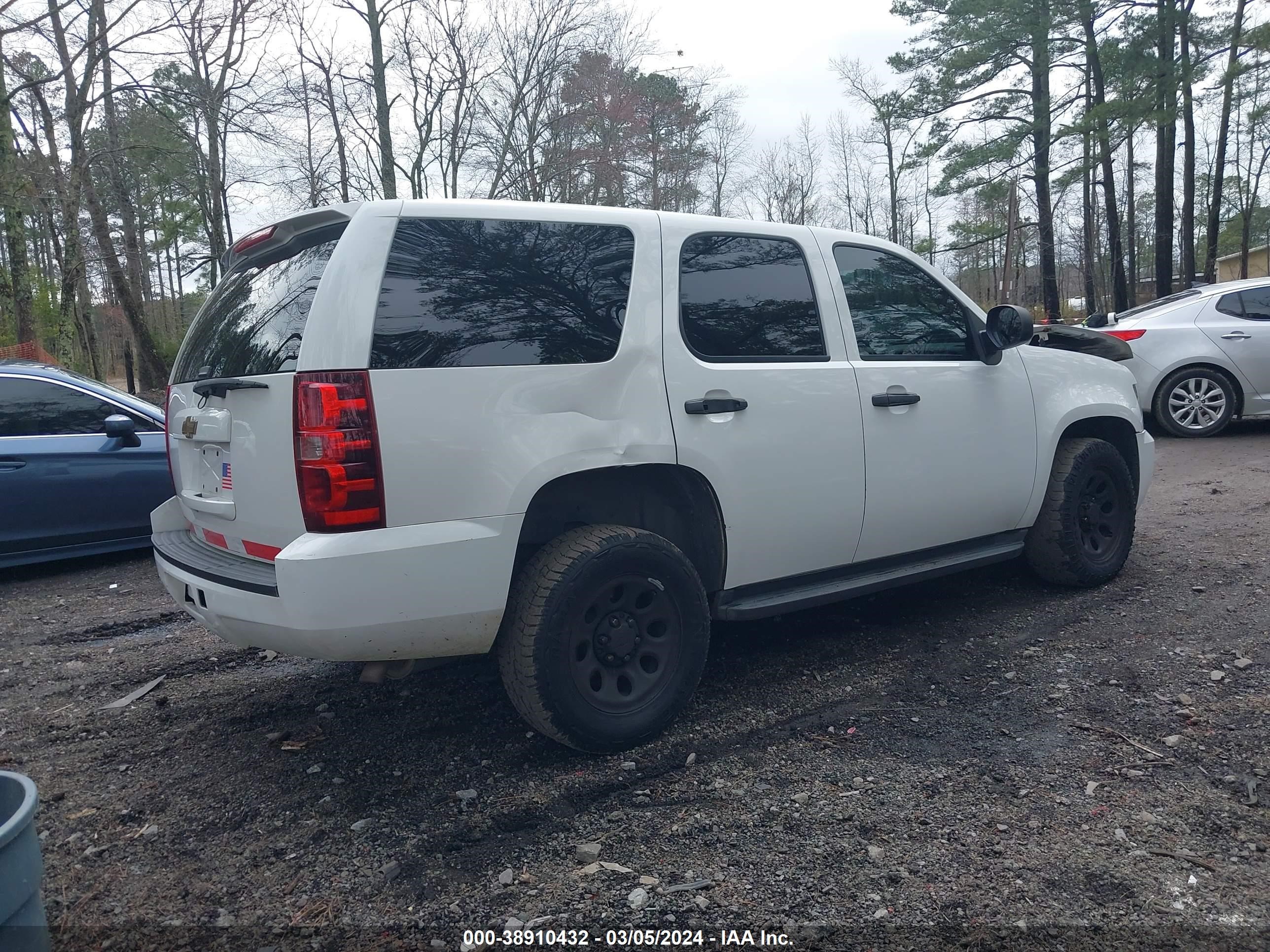 Photo 3 VIN: 1GNLC2E05BR383951 - CHEVROLET TAHOE 