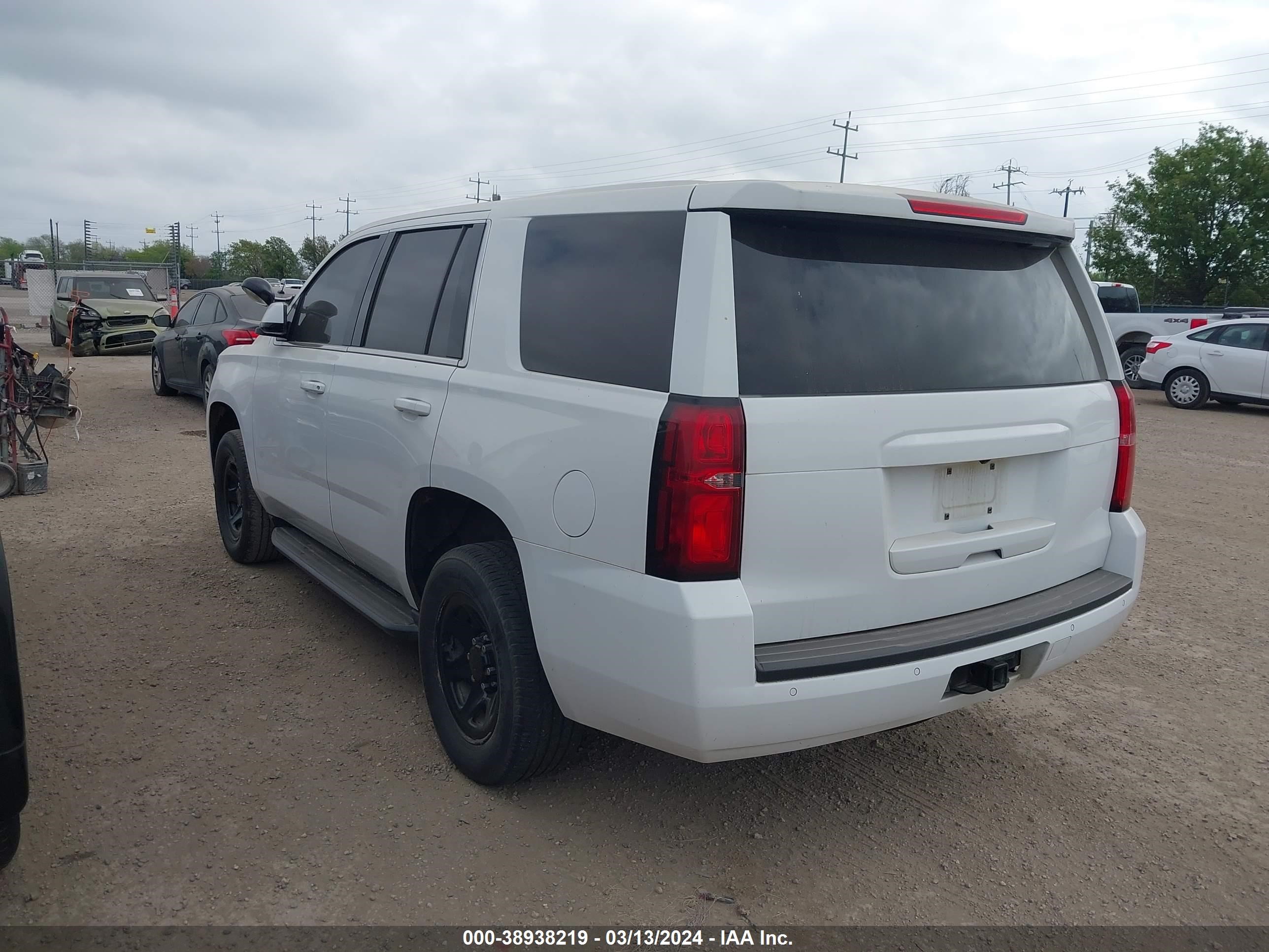 Photo 2 VIN: 1GNLCDEC3JR139395 - CHEVROLET TAHOE 