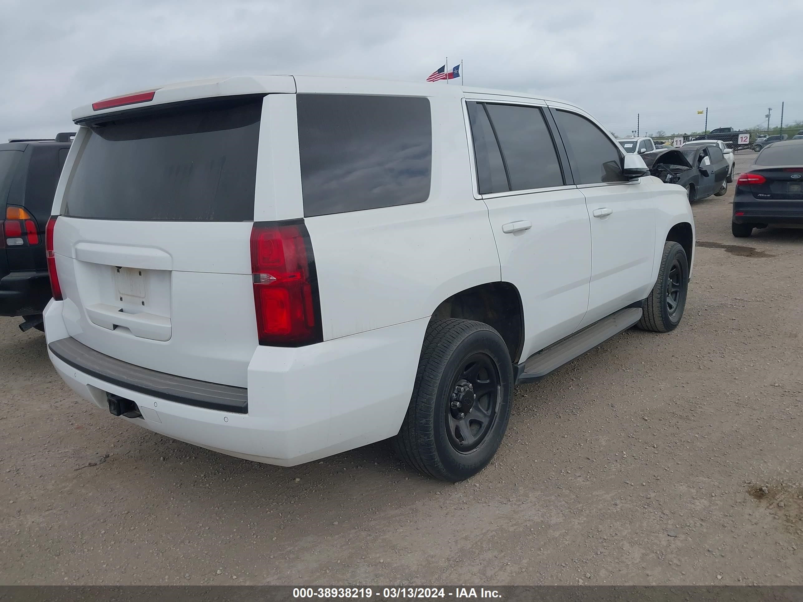 Photo 3 VIN: 1GNLCDEC3JR139395 - CHEVROLET TAHOE 