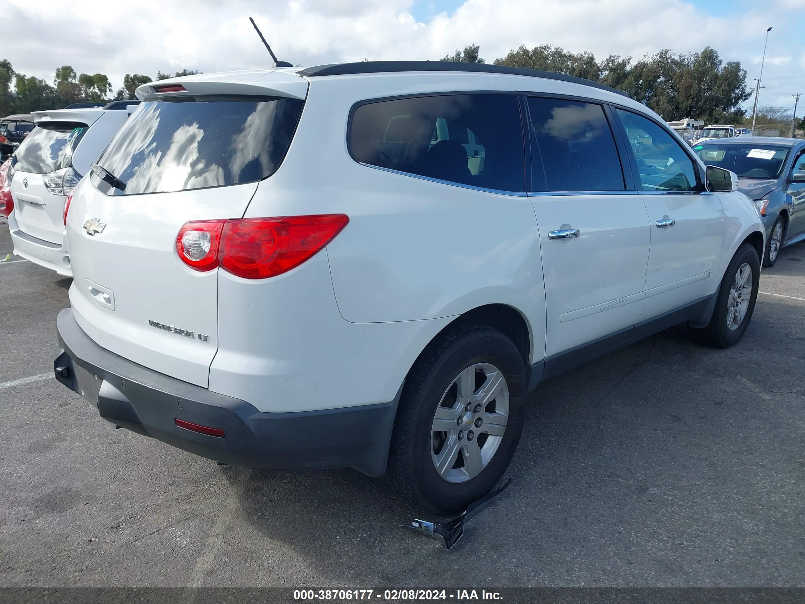 Photo 3 VIN: 1GNLRFED9AS117994 - CHEVROLET TRAVERSE 