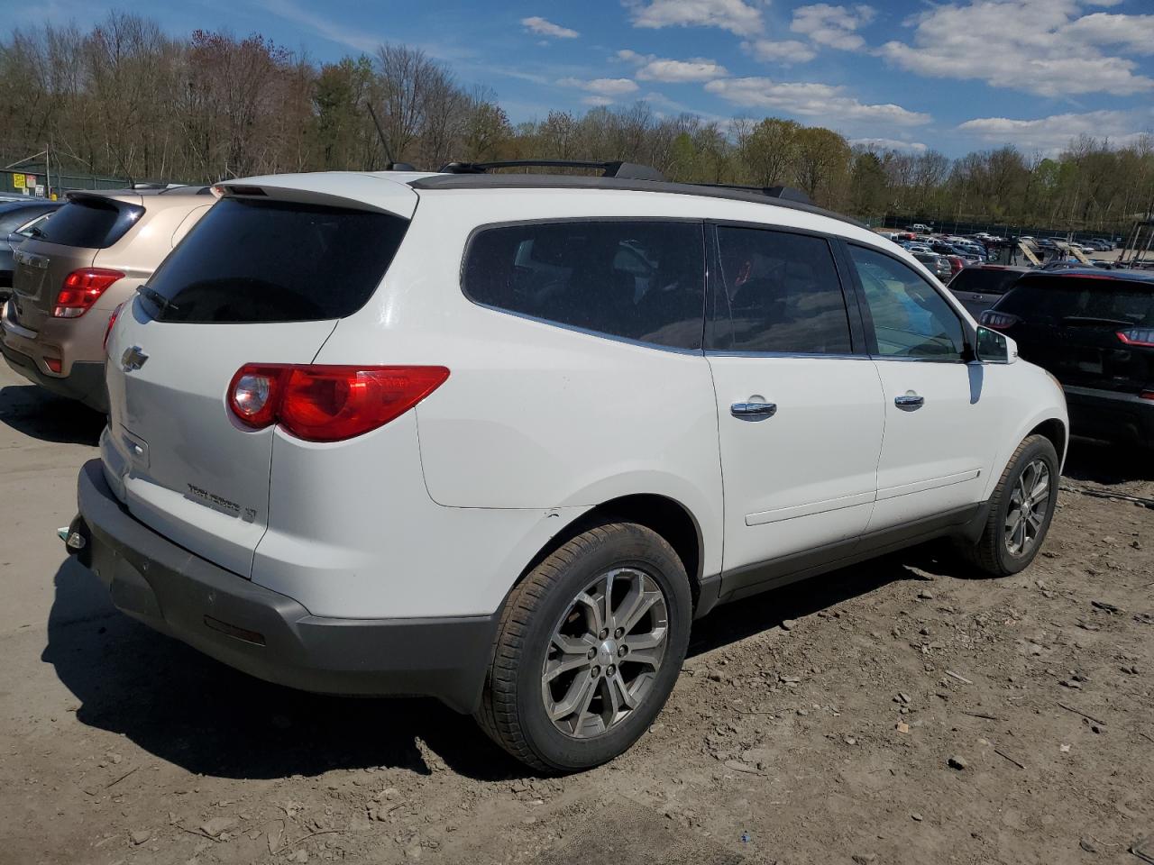 Photo 2 VIN: 1GNLVFED4AS124427 - CHEVROLET TRAVERSE 