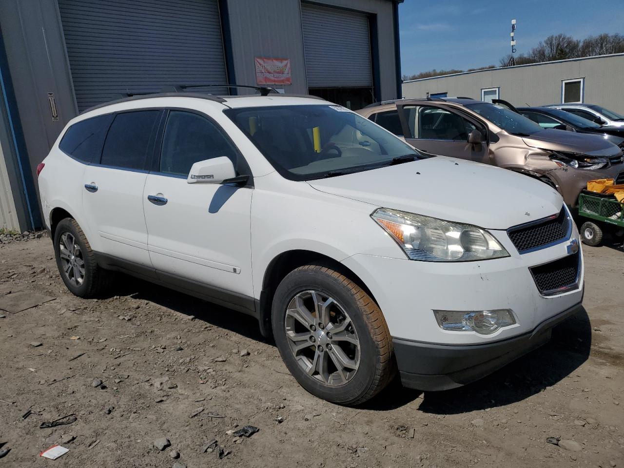 Photo 3 VIN: 1GNLVFED4AS124427 - CHEVROLET TRAVERSE 