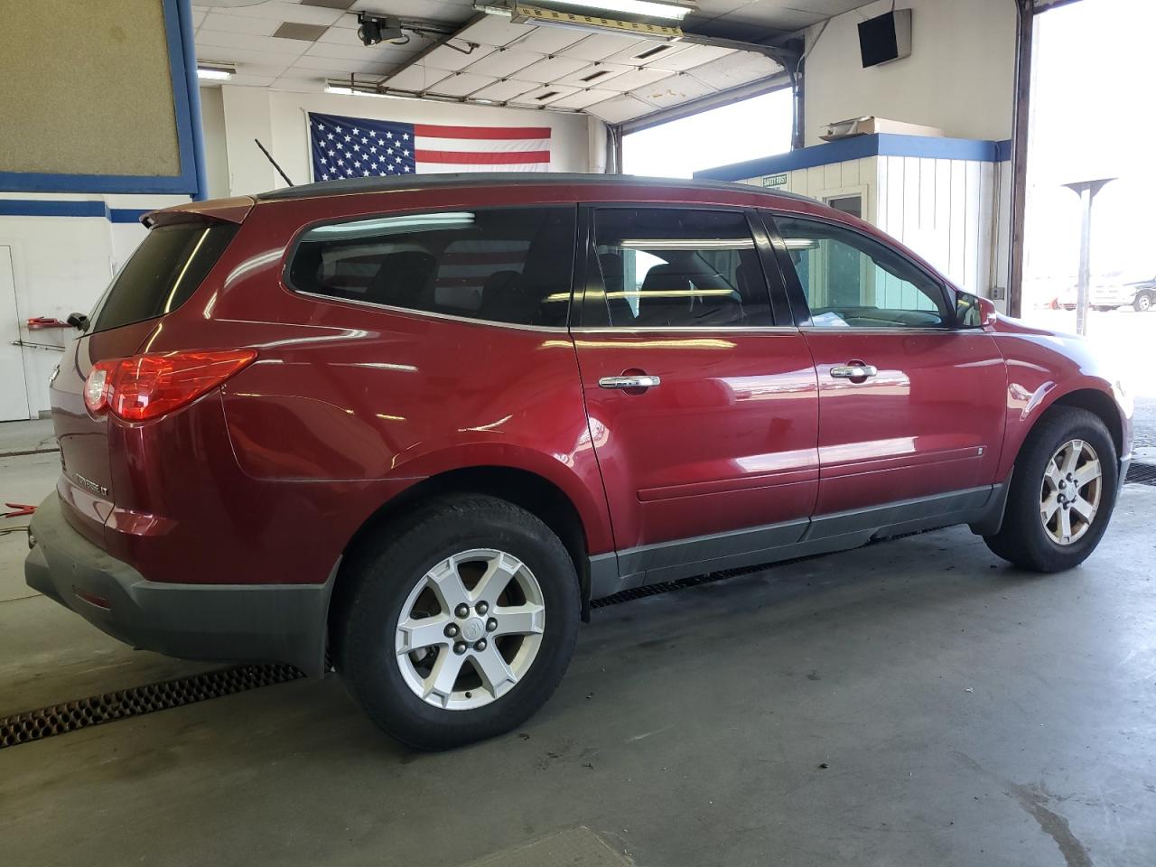 Photo 2 VIN: 1GNLVFED6AS117639 - CHEVROLET TRAVERSE 