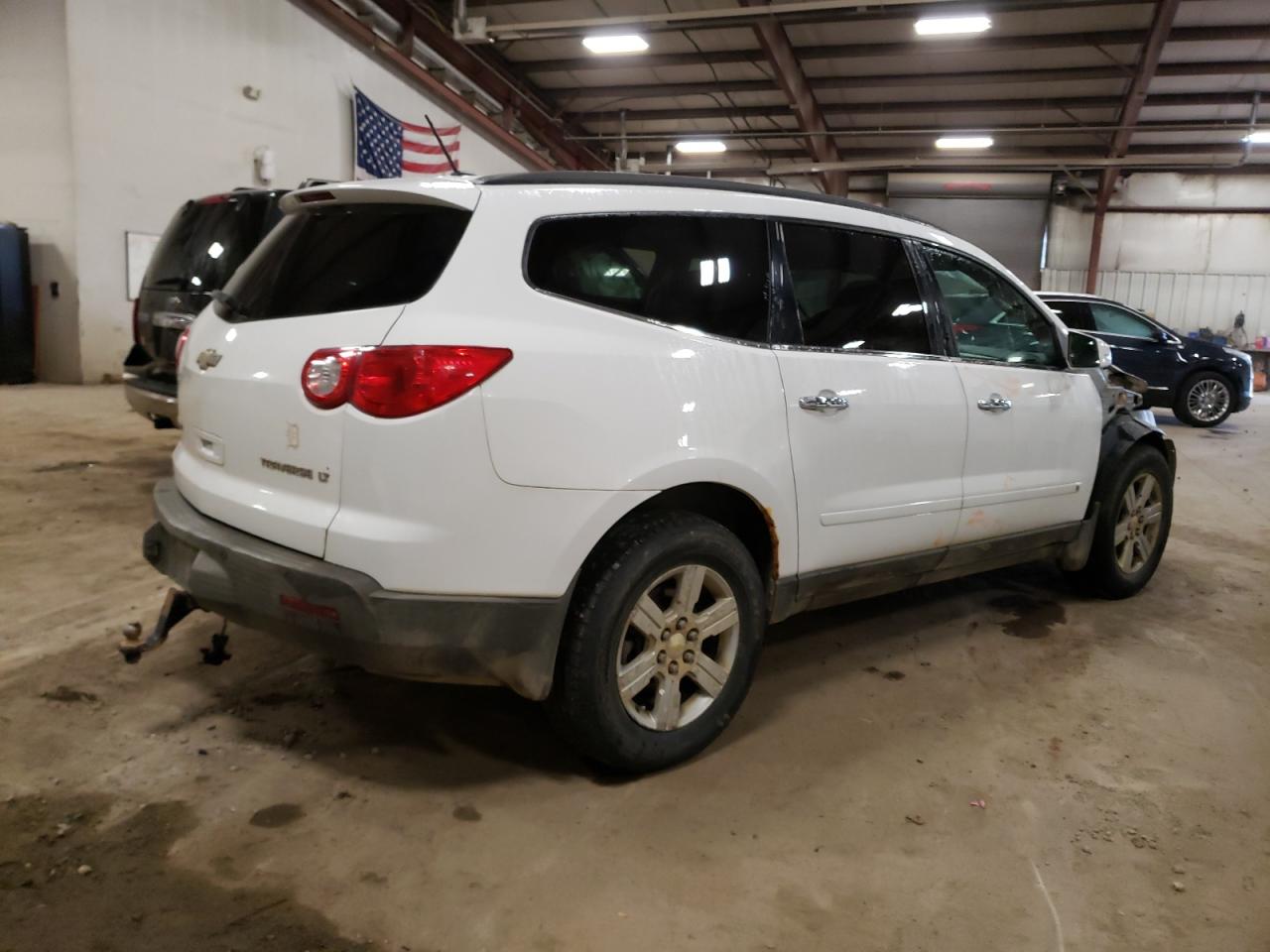 Photo 2 VIN: 1GNLVFED7AS110800 - CHEVROLET TRAVERSE 