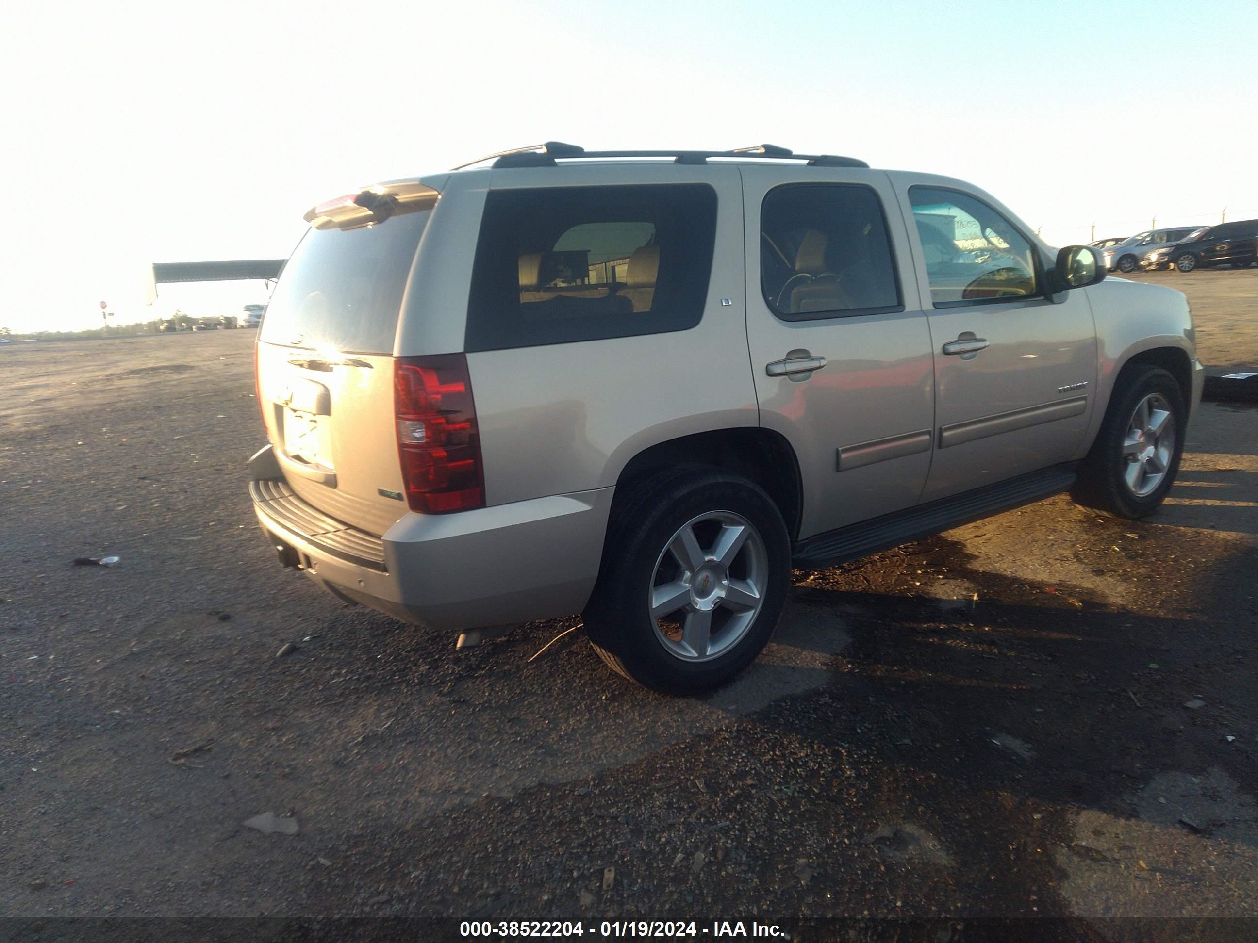 Photo 3 VIN: 1GNMCBE3XAR226753 - CHEVROLET TAHOE 