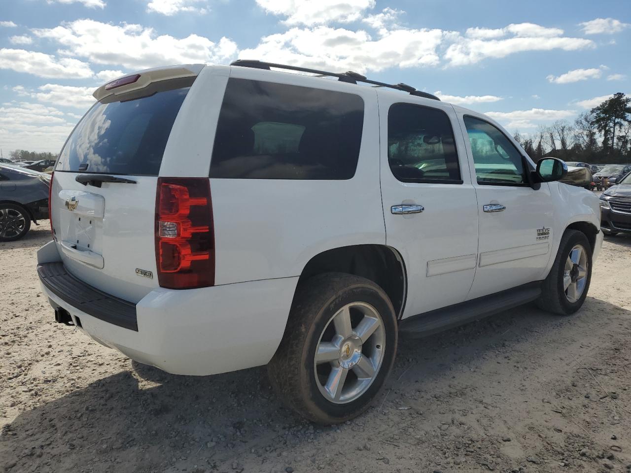 Photo 2 VIN: 1GNSCAE02BR139695 - CHEVROLET TAHOE 