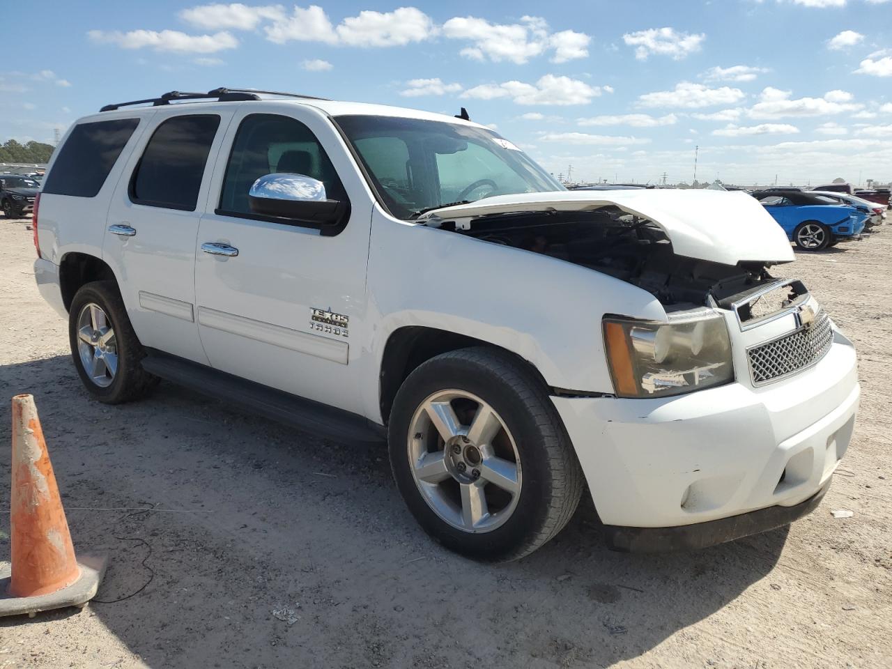 Photo 3 VIN: 1GNSCAE02BR139695 - CHEVROLET TAHOE 