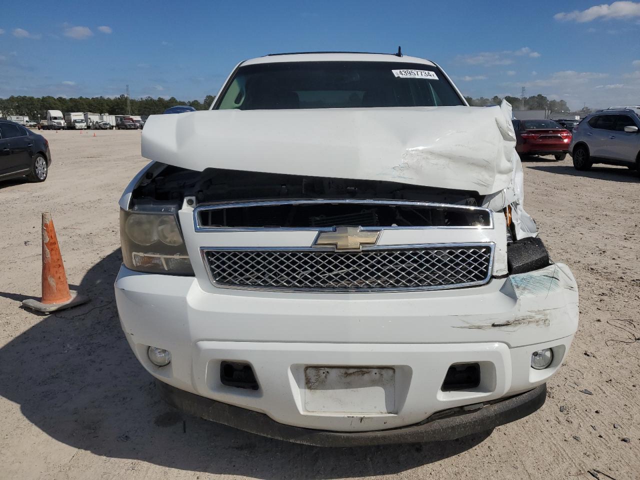 Photo 4 VIN: 1GNSCAE02BR139695 - CHEVROLET TAHOE 