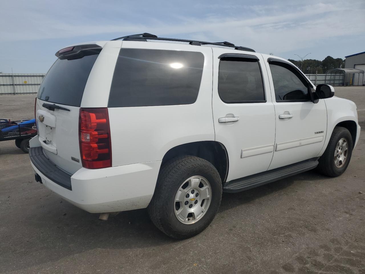 Photo 2 VIN: 1GNSCAE07BR182882 - CHEVROLET TAHOE 