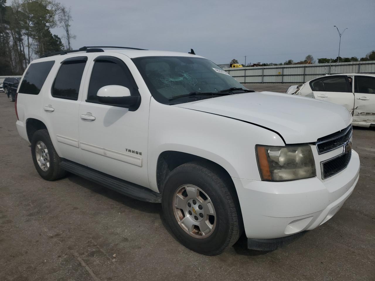 Photo 3 VIN: 1GNSCAE07BR182882 - CHEVROLET TAHOE 