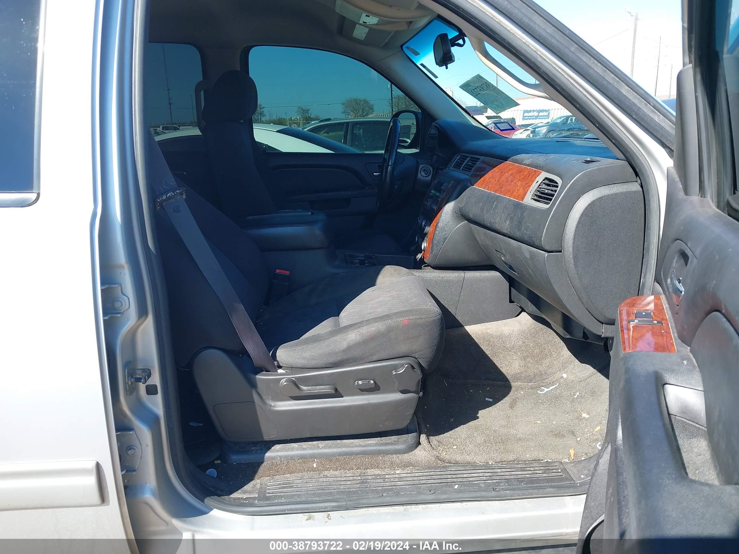 Photo 4 VIN: 1GNSCAE09BR259168 - CHEVROLET TAHOE 