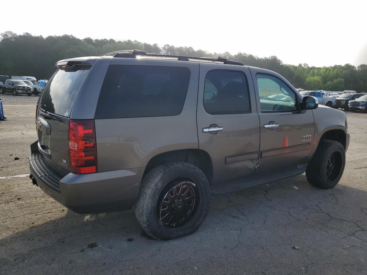 Photo 2 VIN: 1GNSCAE09BR370402 - CHEVROLET TAHOE 