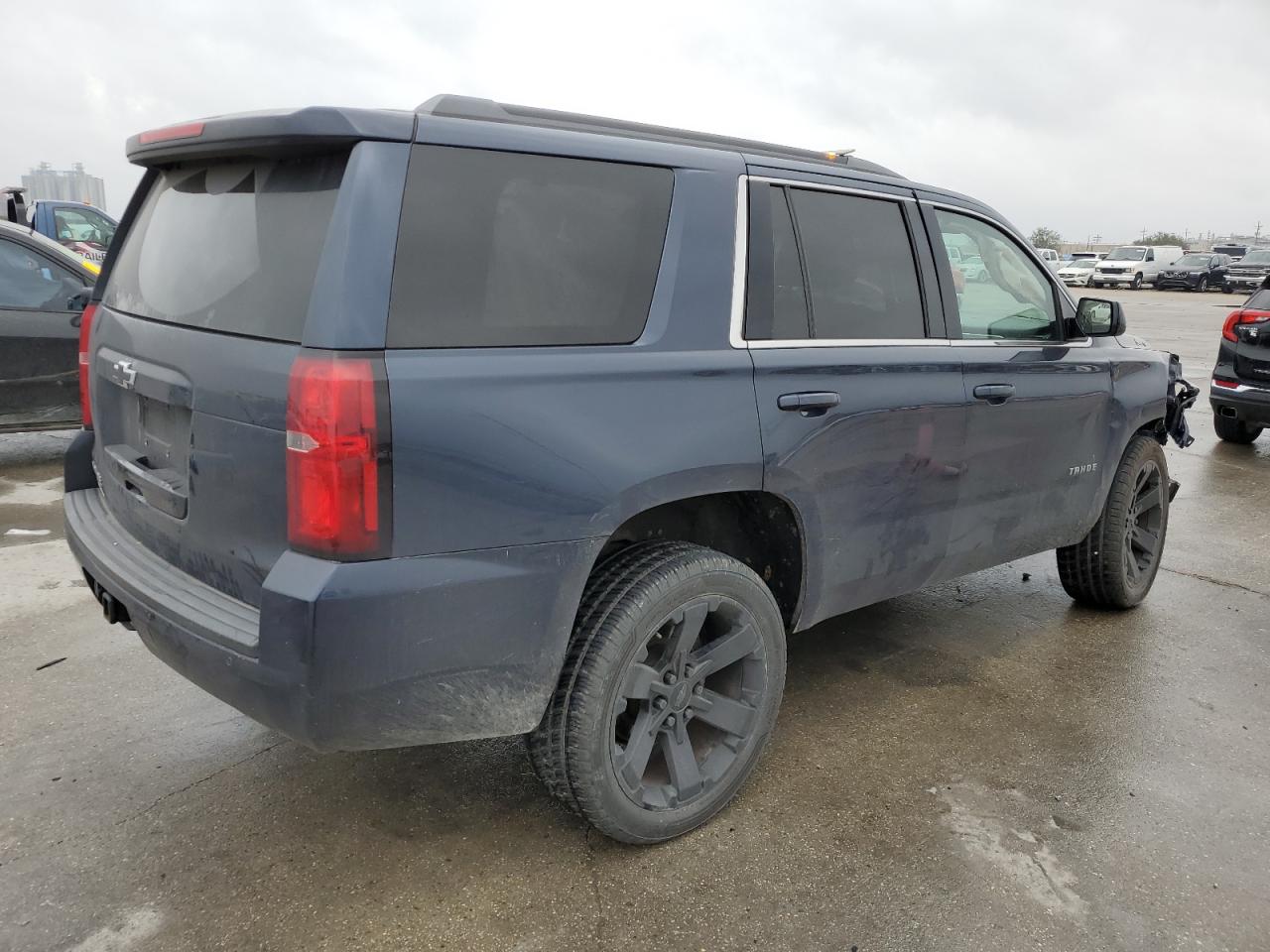 Photo 2 VIN: 1GNSCAKC2JR216496 - CHEVROLET TAHOE 